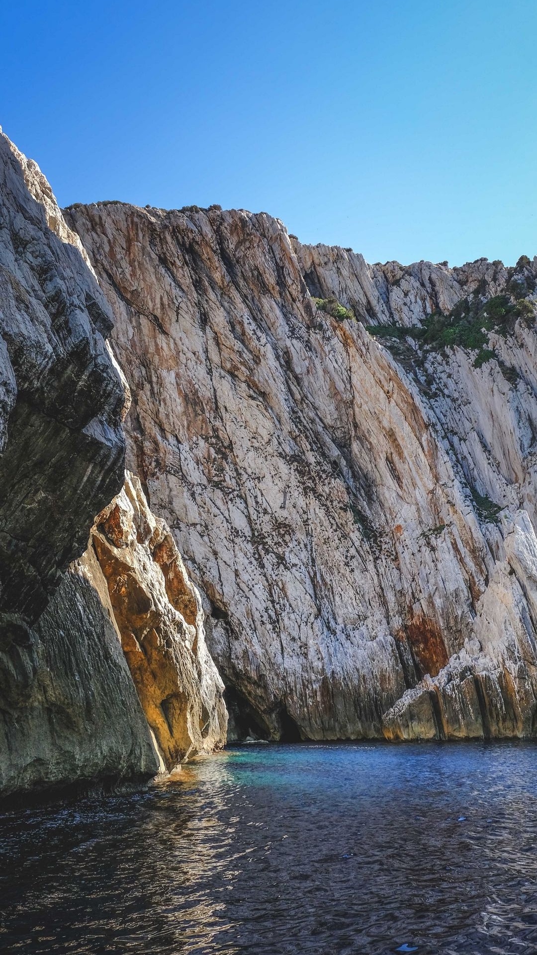 Обои обрыв, реки, вода, гора, гидроресурсы в разрешении 1080x1920