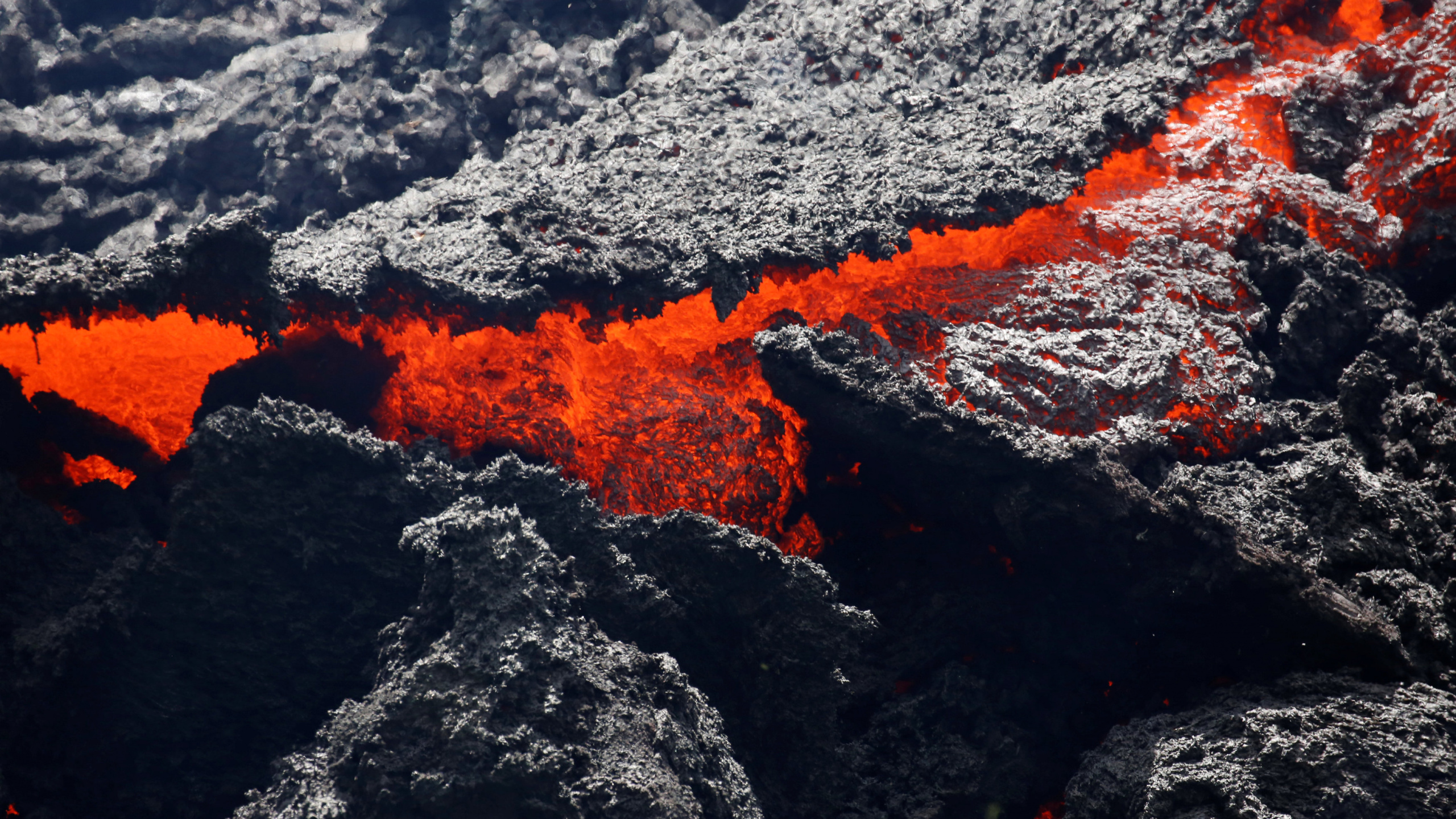 Извержение вулкана магма