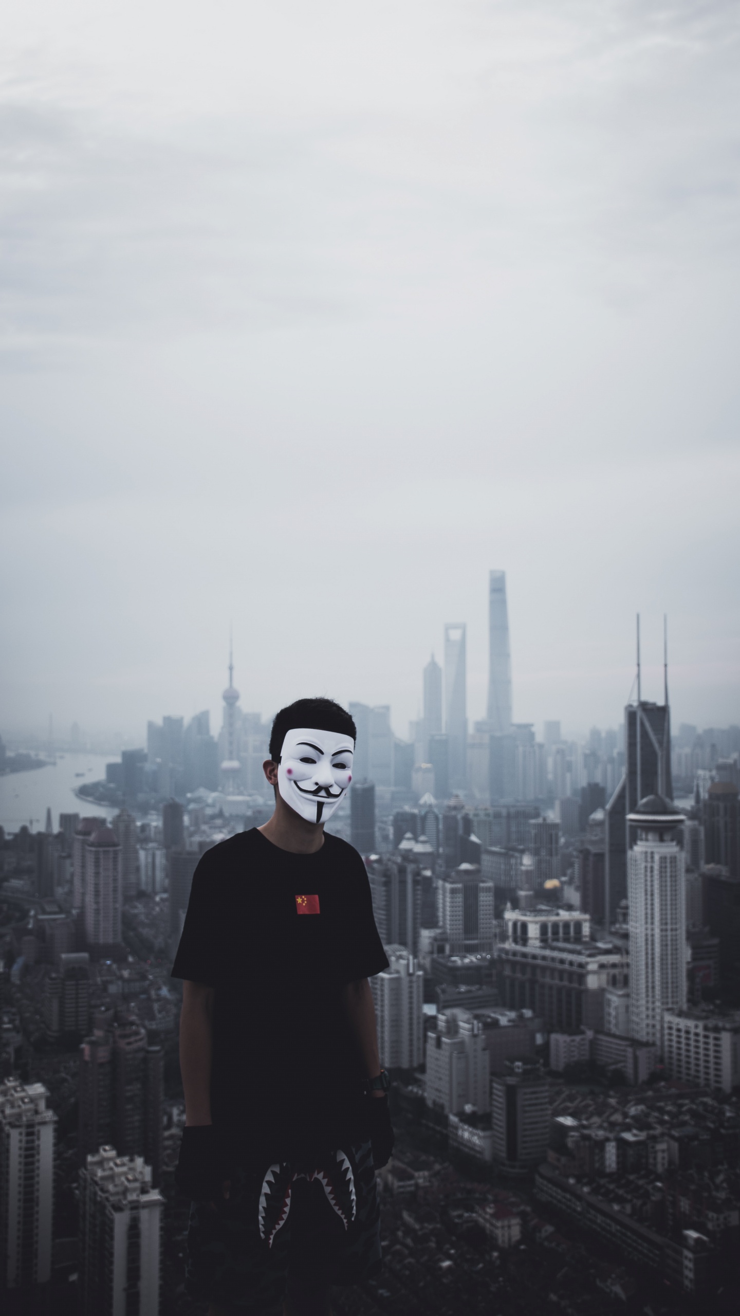 Обои Гая Фокса маска, городской район, белые, метрополия, город в разрешении 1440x2560