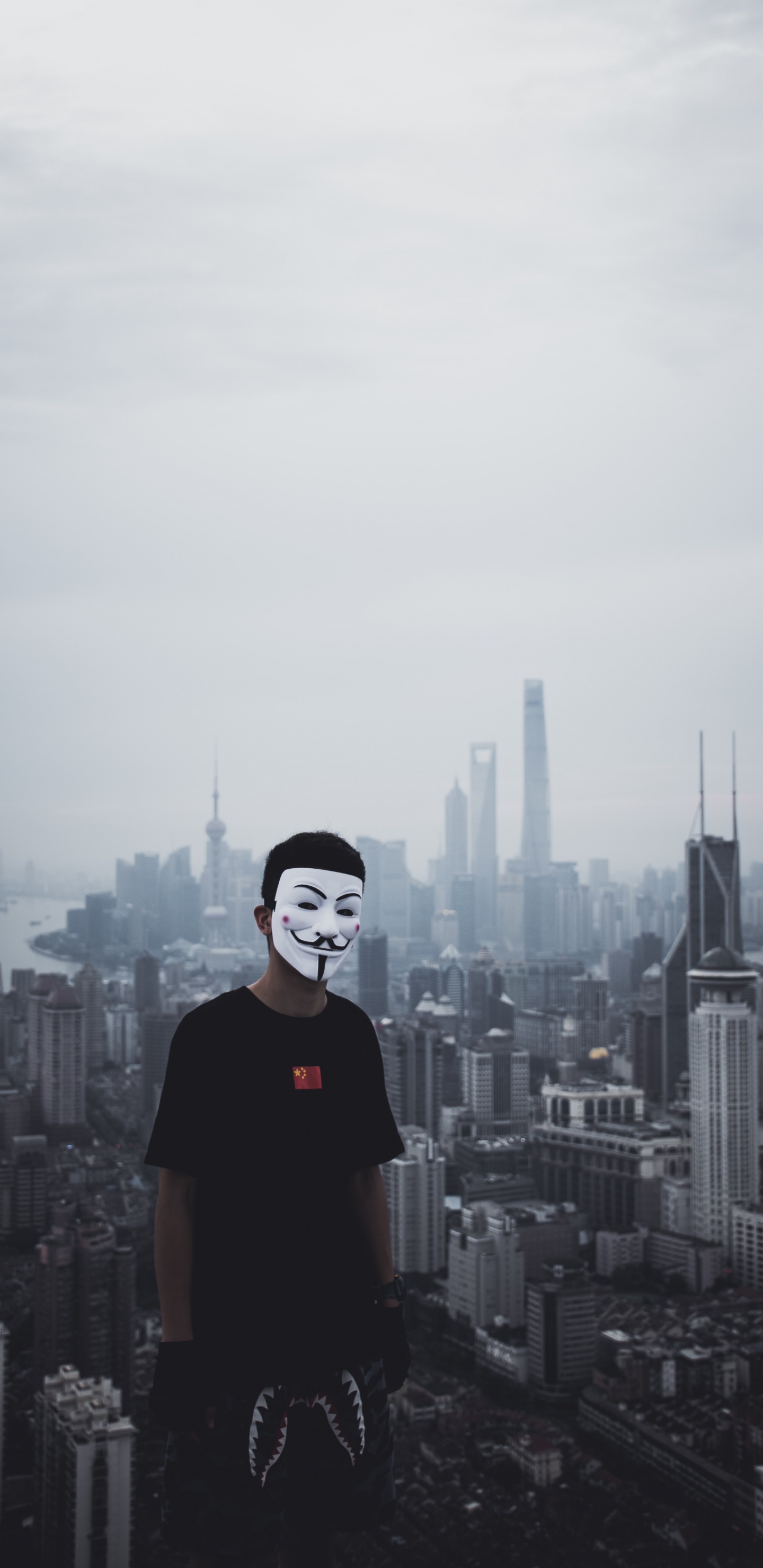 Обои Гая Фокса маска, городской район, белые, метрополия, город в разрешении 1440x2960