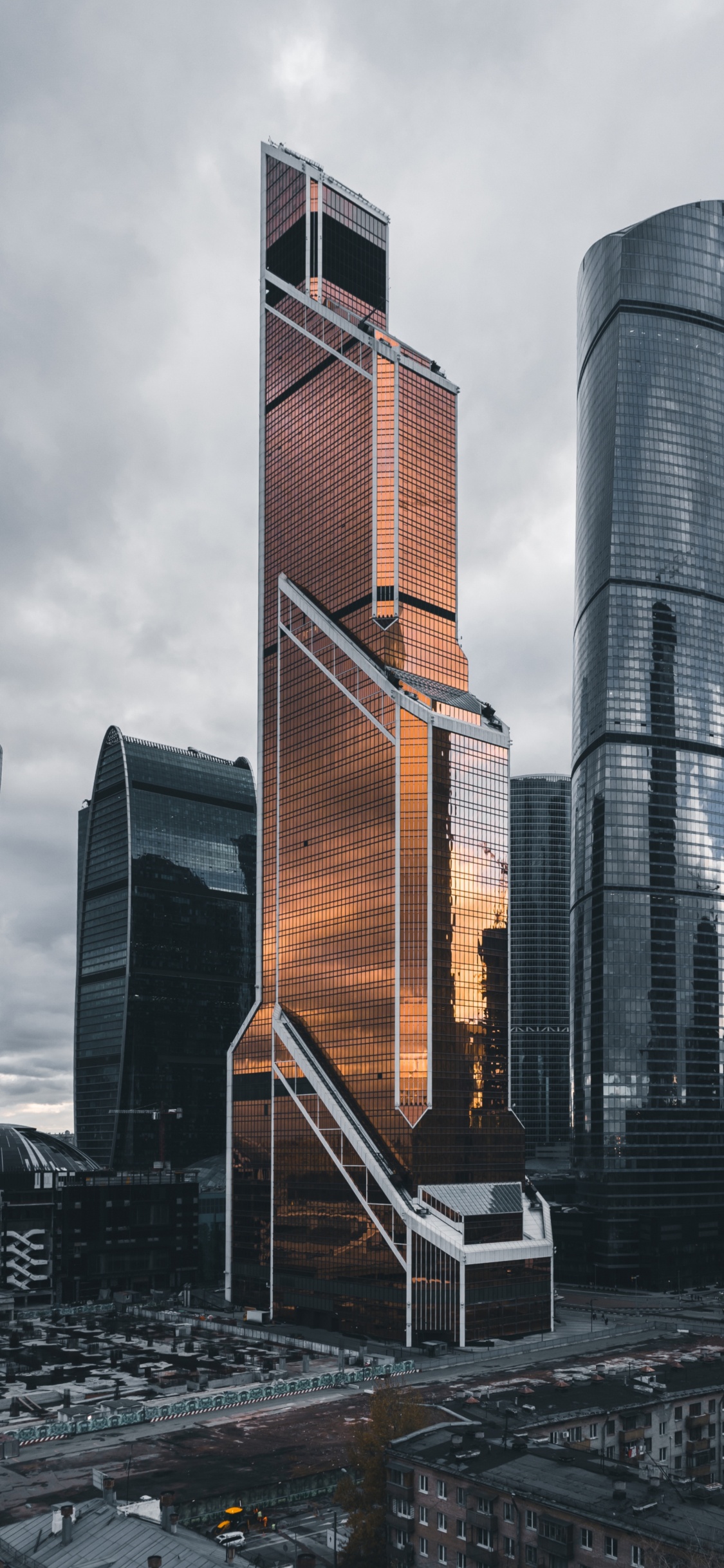 Обои Башня Меркурий Сити, город, небоскреб, городской район, башня в разрешении 1125x2436