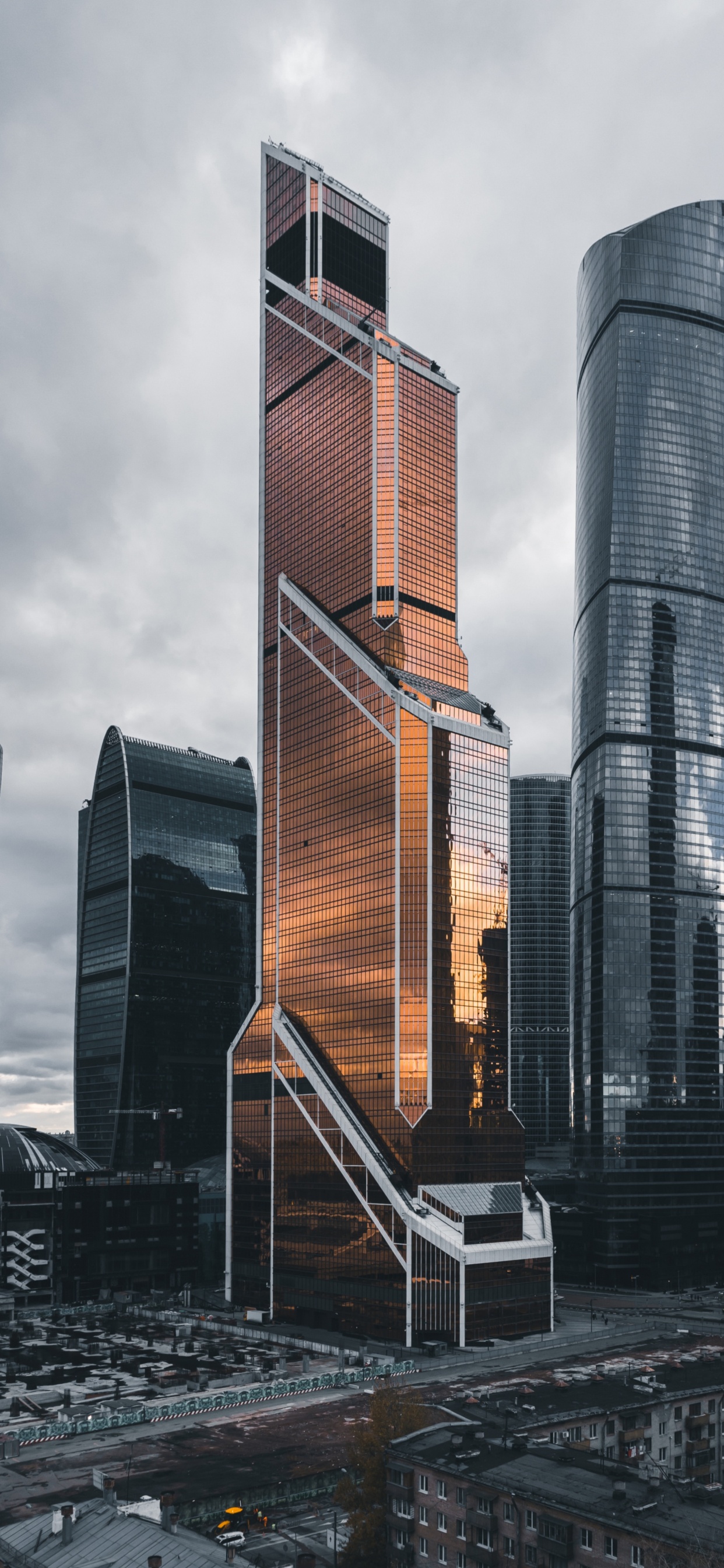 Обои Башня Меркурий Сити, город, небоскреб, городской район, башня в разрешении 1242x2688