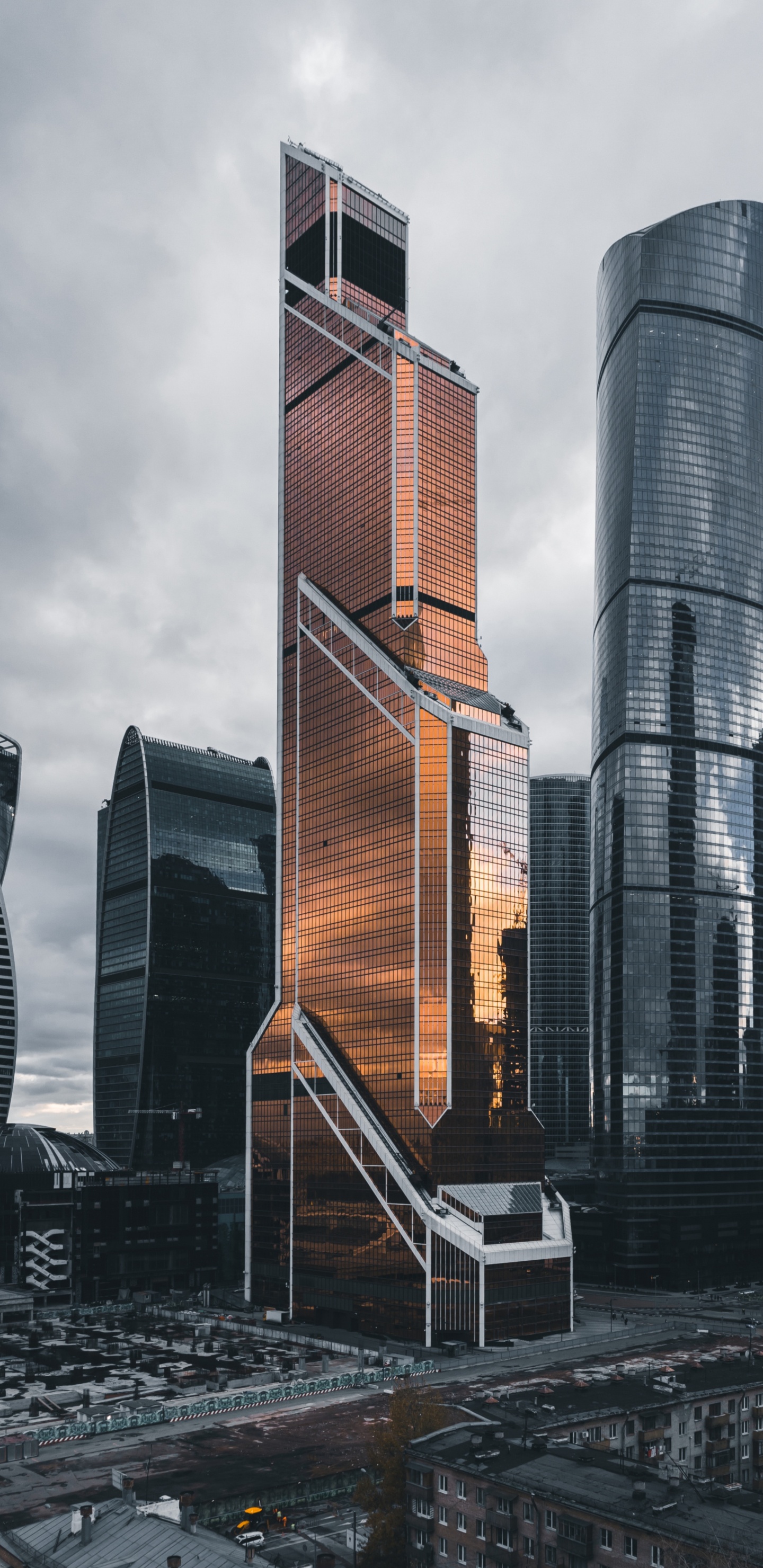 Обои Башня Меркурий Сити, город, небоскреб, городской район, башня в разрешении 1440x2960