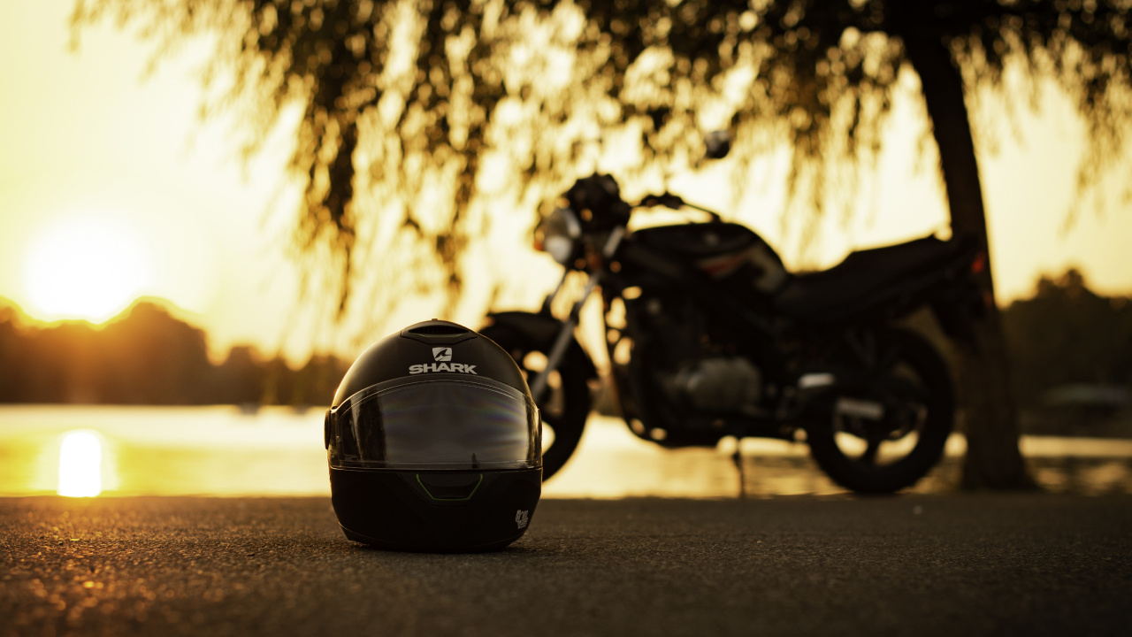 Обои мотоциклетный шлем, мотоцикл, шлем, дерево, автомобильный экстерьер в разрешении 1280x720