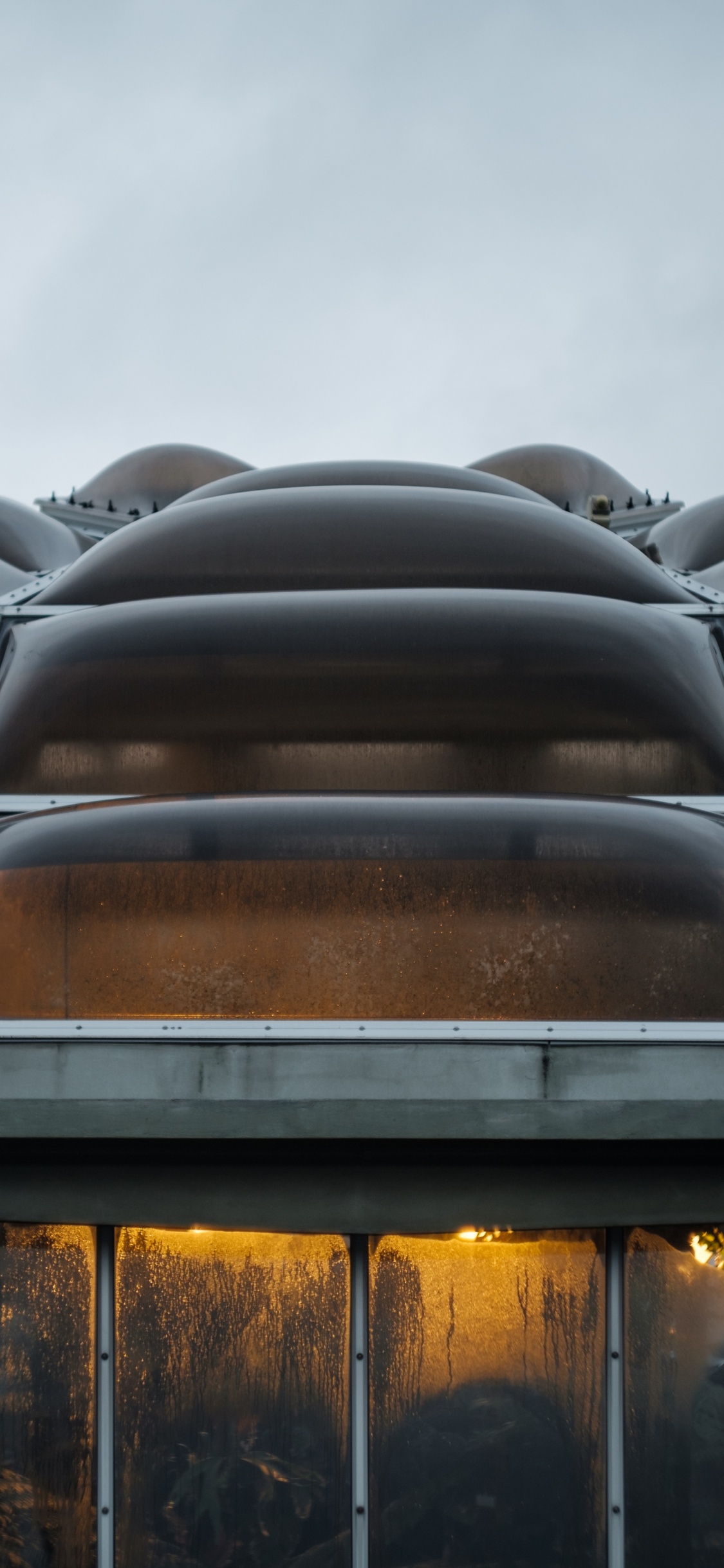 Обои архитектура, здание, фасад, крыша, автомобильный экстерьер в разрешении 1125x2436