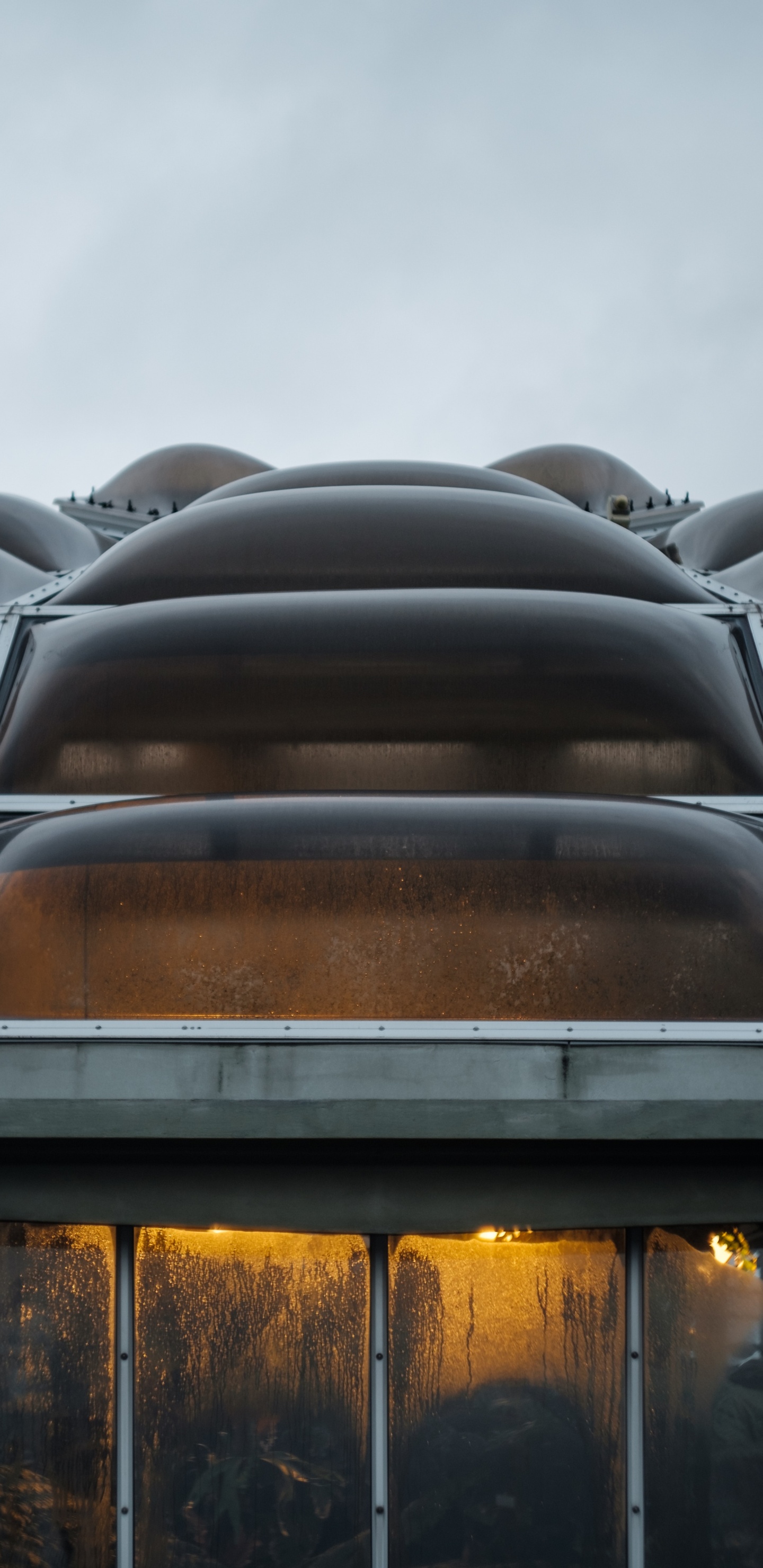 Обои архитектура, здание, фасад, крыша, автомобильный экстерьер в разрешении 1440x2960