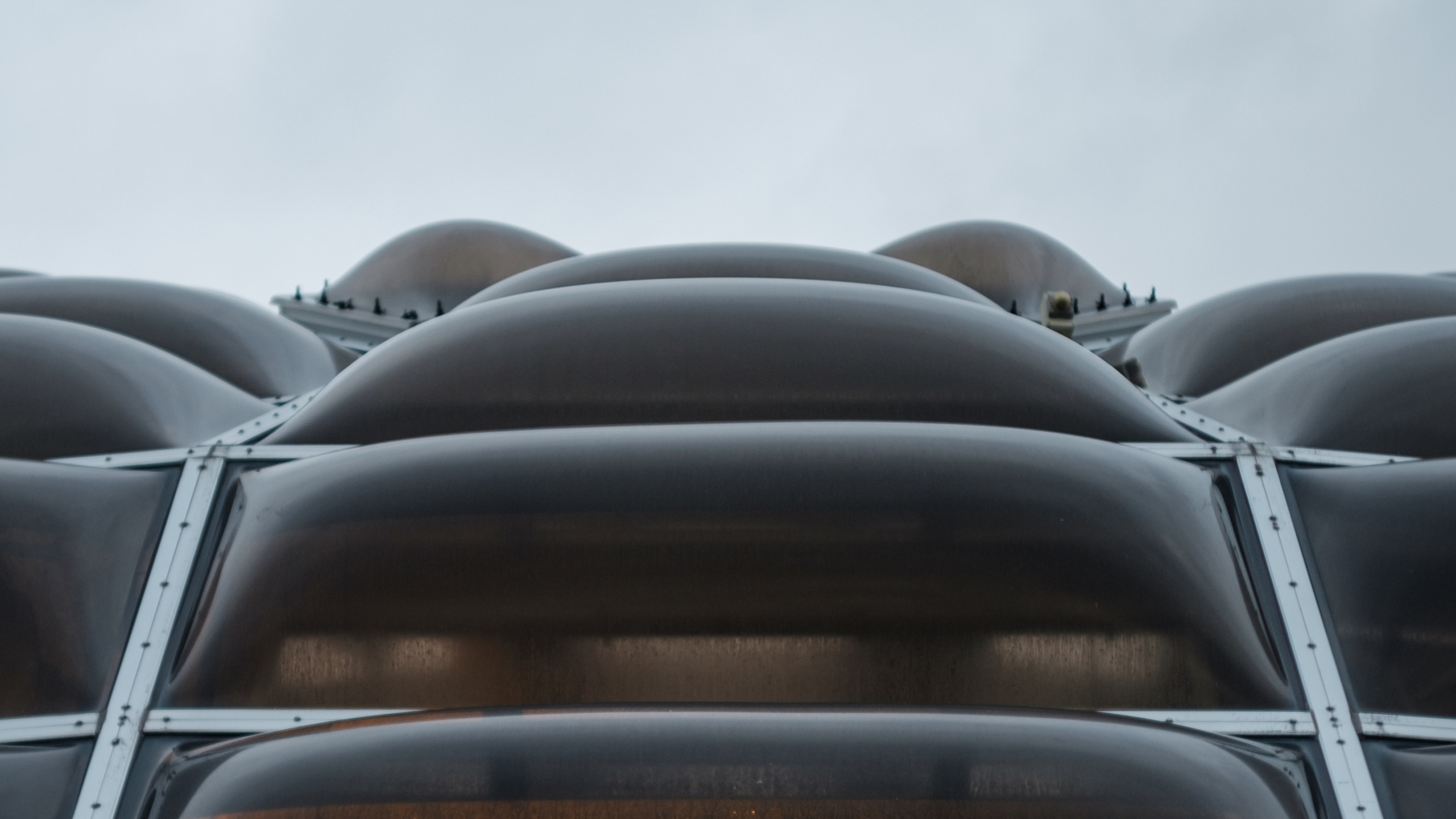 Обои архитектура, здание, фасад, крыша, автомобильный экстерьер в разрешении 2560x1440