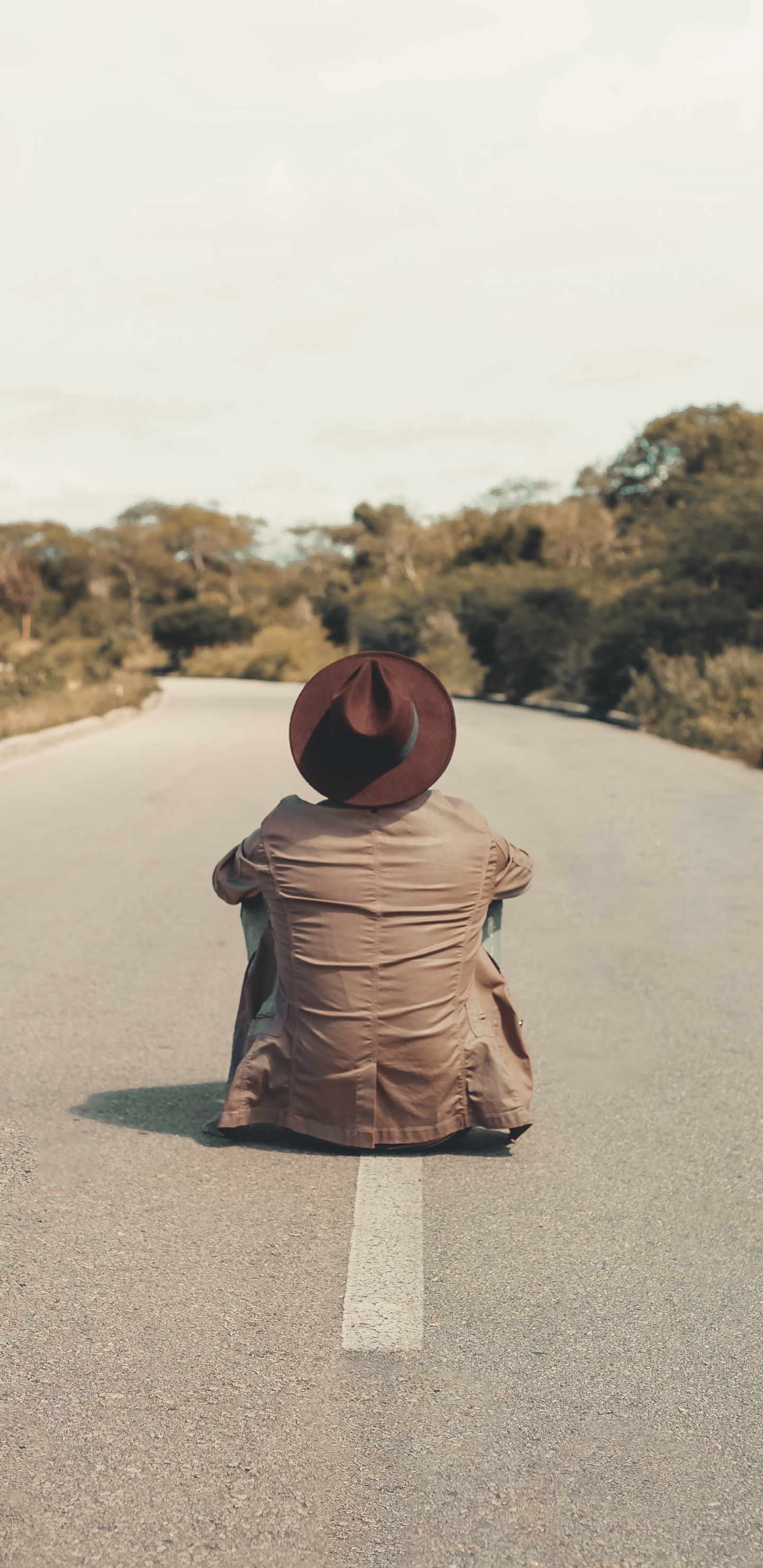 Обои одежда, дерево, сидящий, инфраструктура, пейзаж в разрешении 1440x2960