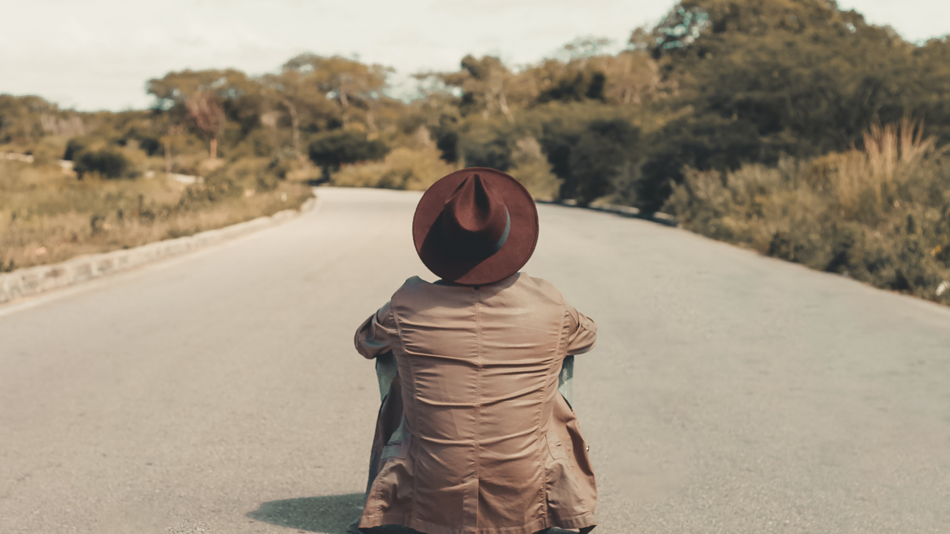 Обои одежда, дерево, сидящий, инфраструктура, пейзаж в разрешении 1920x1080