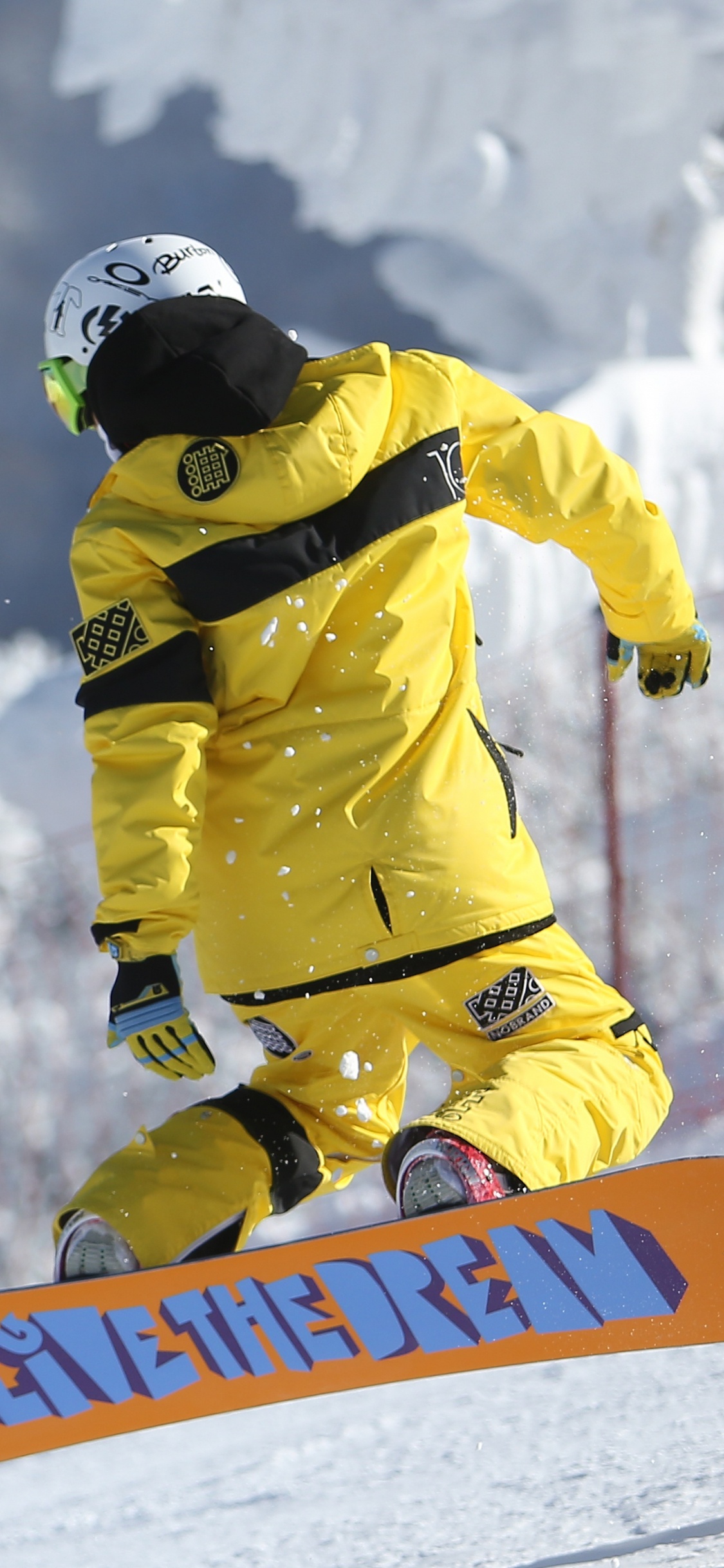 Обои лыжи, горнолыжный курорт, снег, слоупстайл, желтый в разрешении 1125x2436