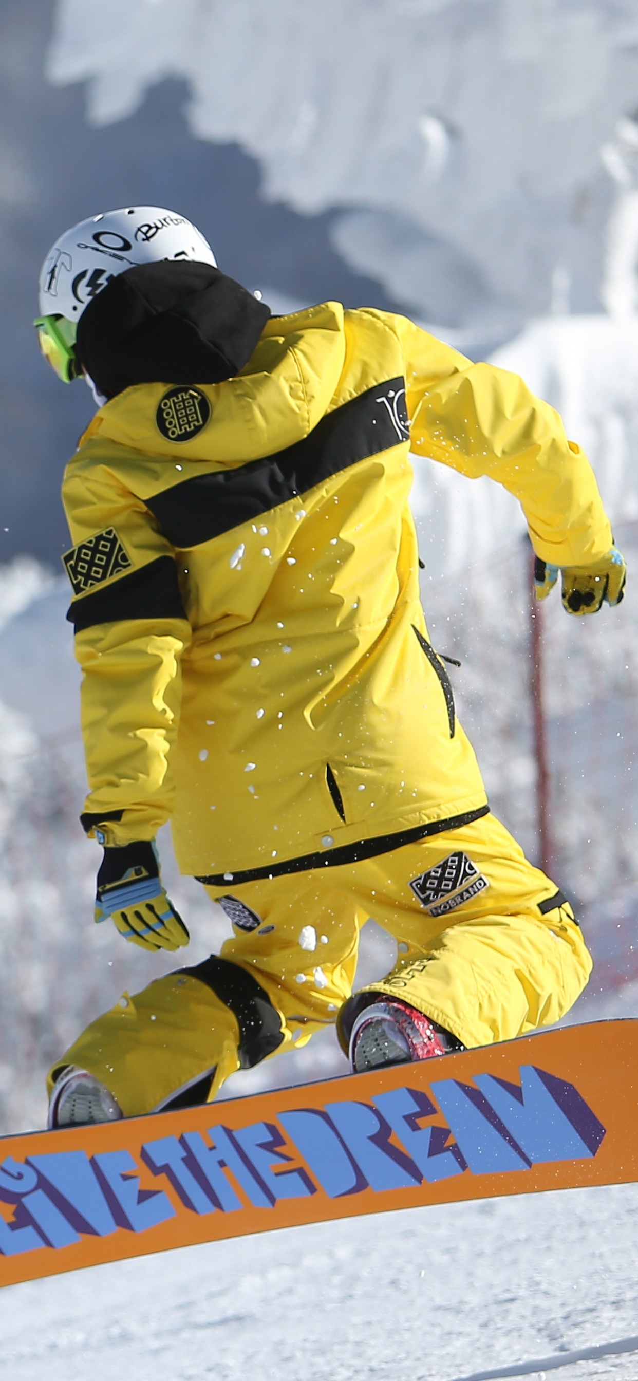 Обои лыжи, горнолыжный курорт, снег, слоупстайл, желтый в разрешении 1242x2688