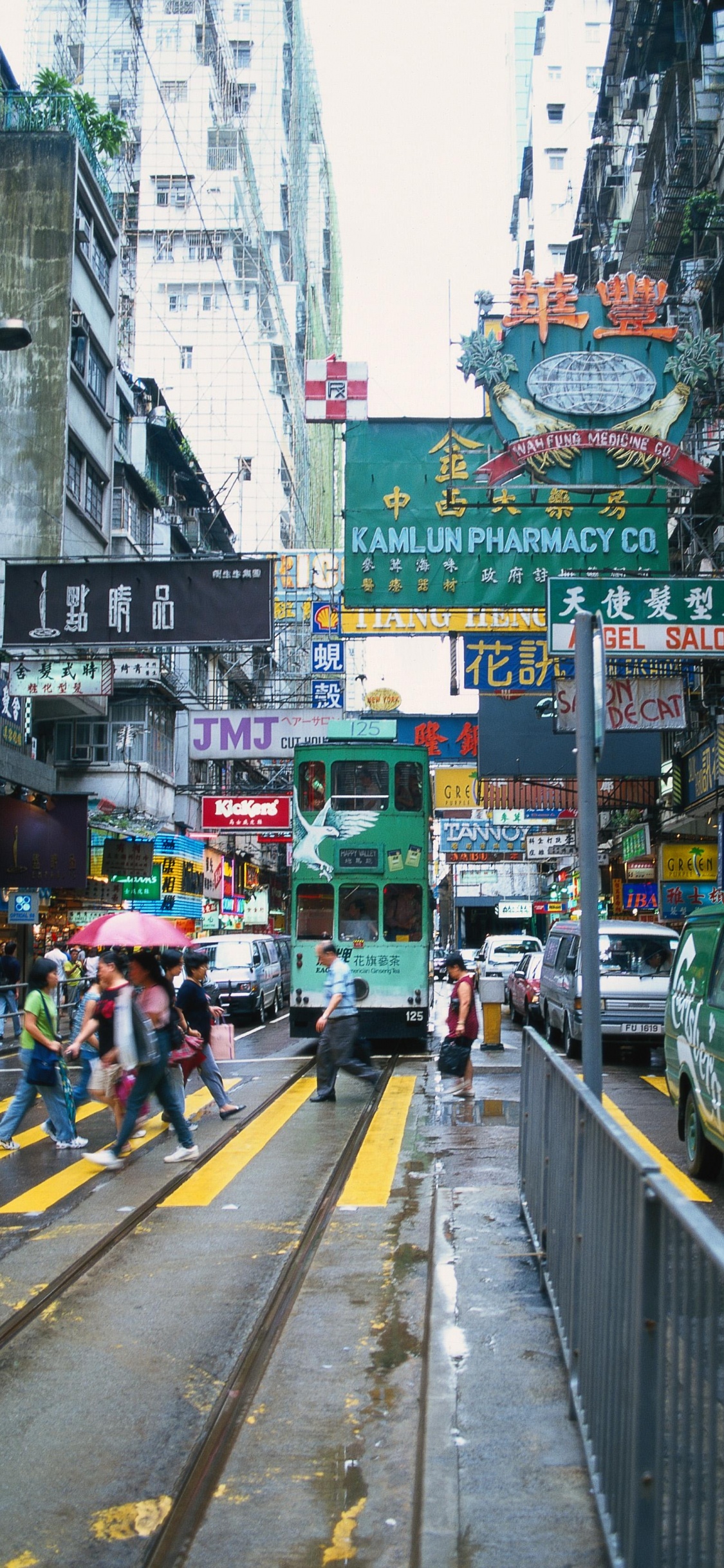 Обои городской район, метрополия, переулок, улица, транспорт в разрешении 1125x2436