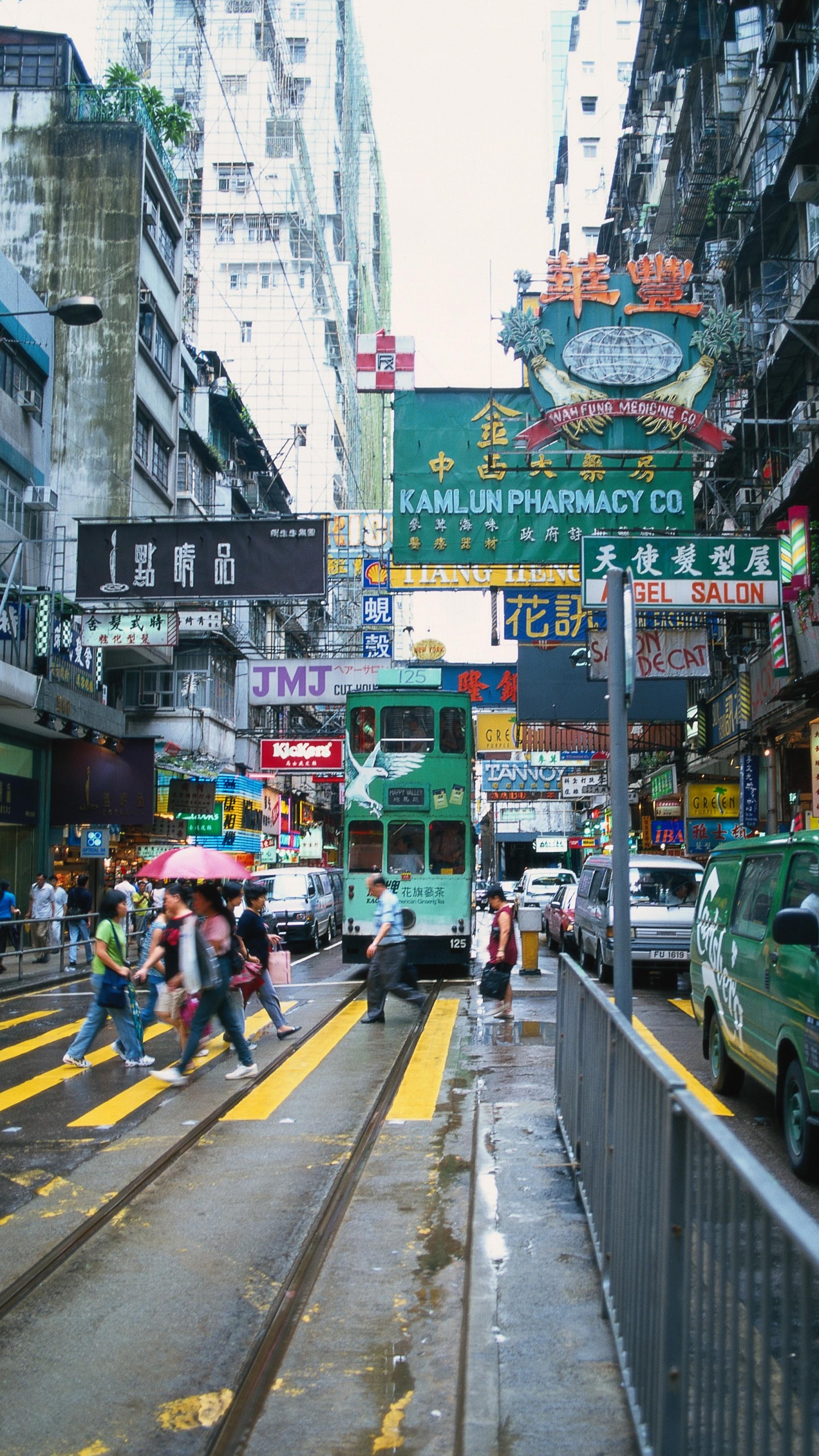 Обои городской район, метрополия, переулок, улица, транспорт в разрешении 1440x2560