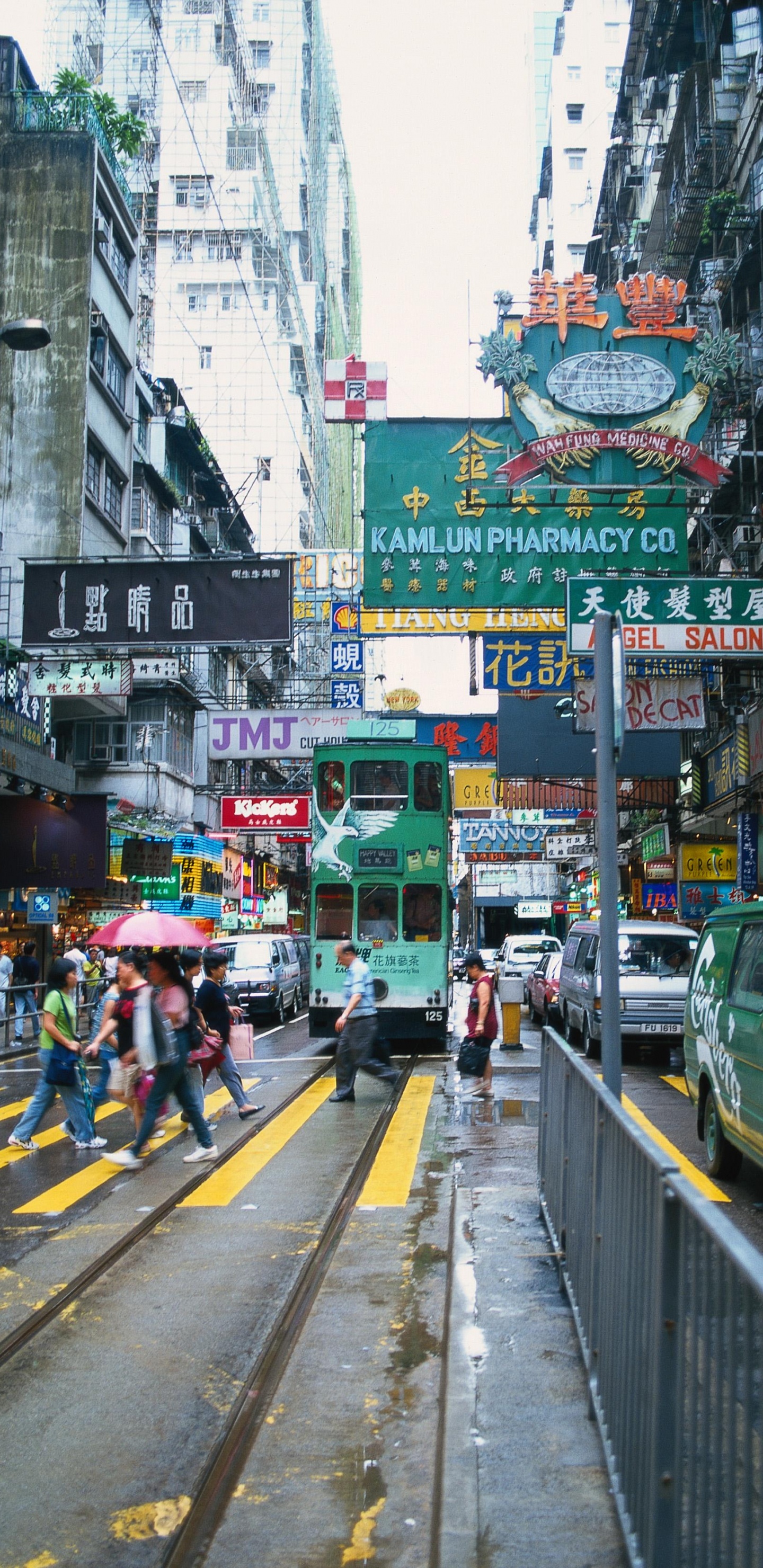 Обои городской район, метрополия, переулок, улица, транспорт в разрешении 1440x2960