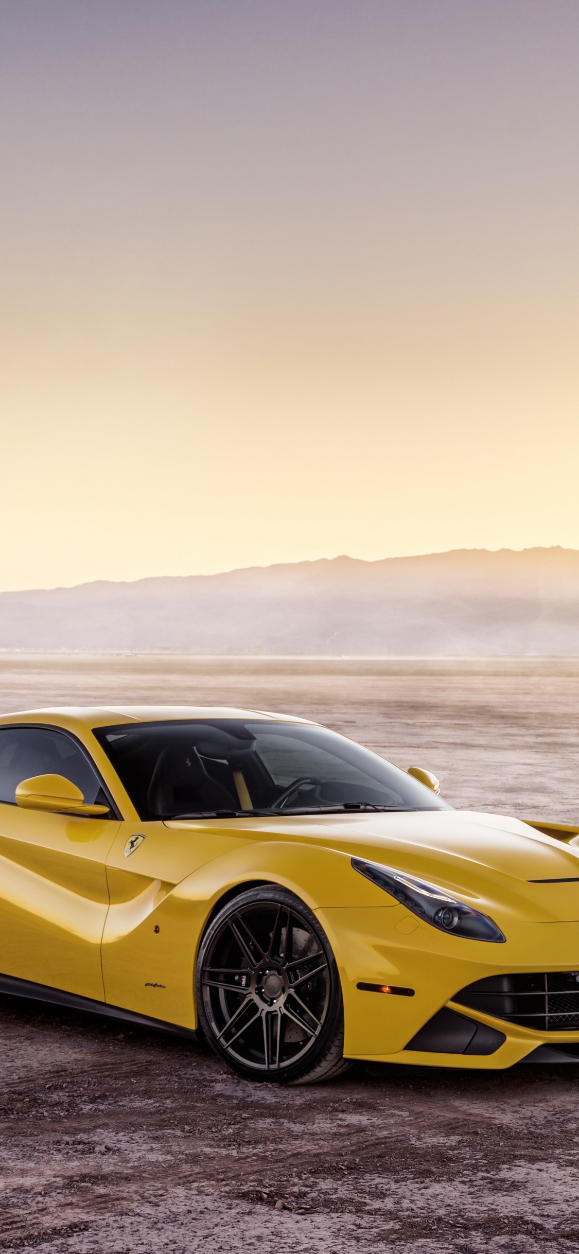 Обои авто, спорткар, Ferrari, суперкар, желтый в разрешении 1125x2436