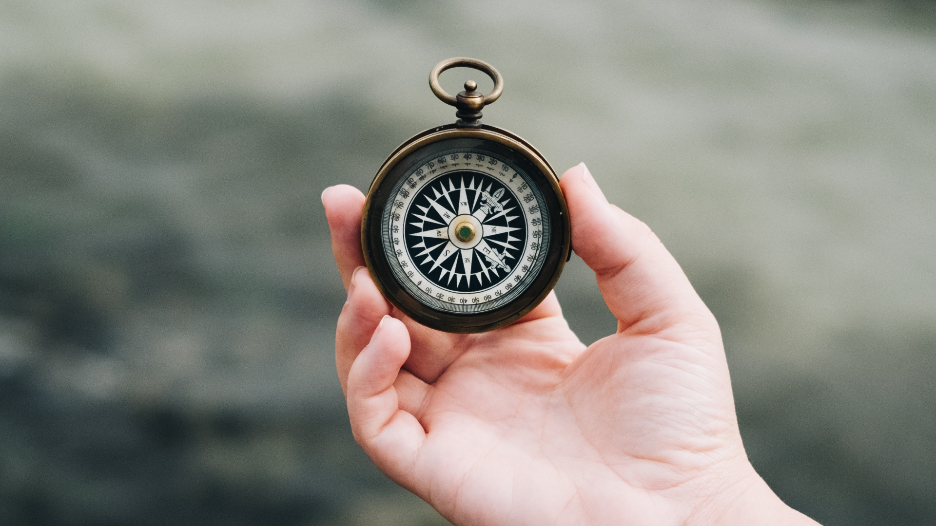Обои компас, часы, медальон, секундомер, карманные часы в разрешении 1920x1080