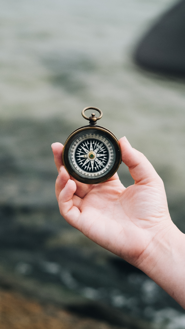 Обои компас, часы, медальон, секундомер, карманные часы в разрешении 750x1334