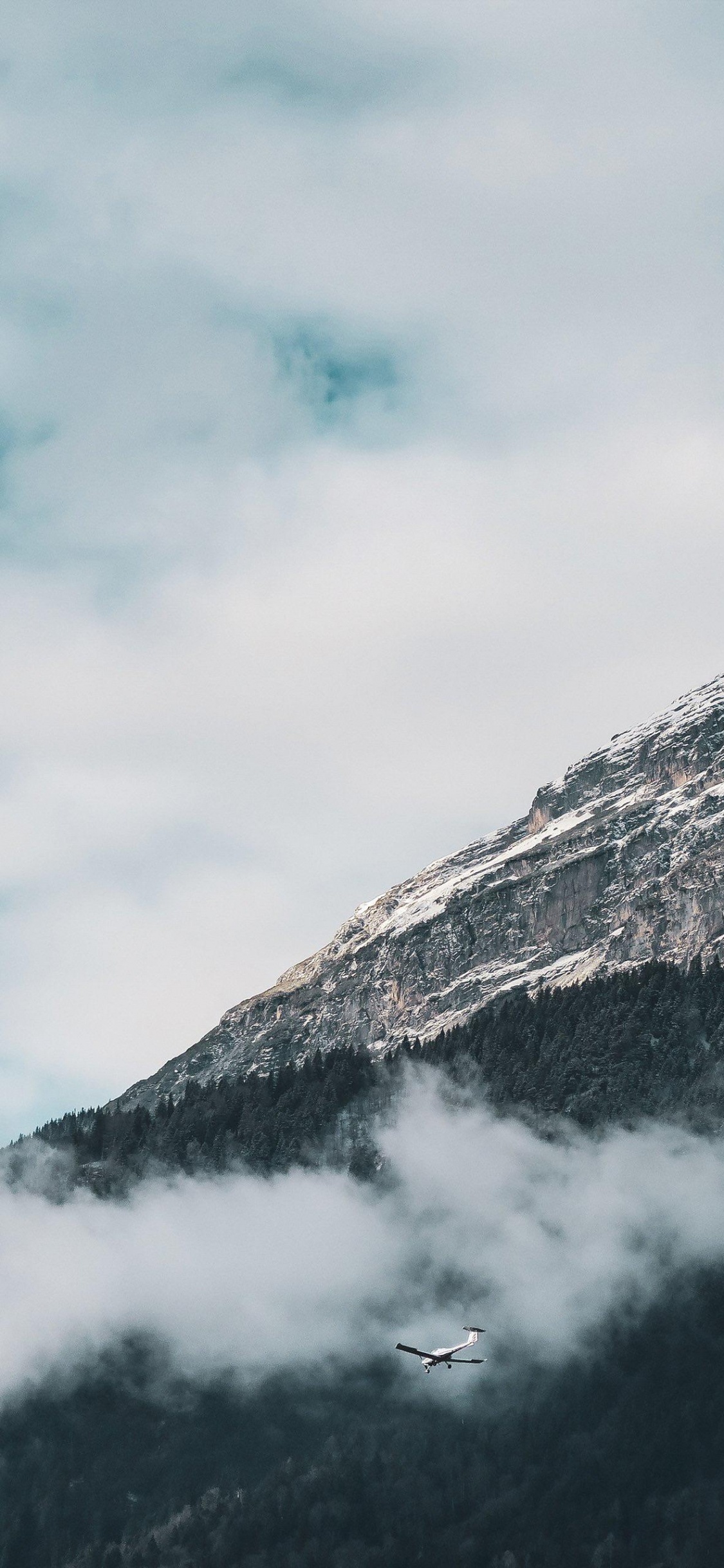 Обои облако, атмосфера, гора, природный ландшафт, склон в разрешении 1125x2436