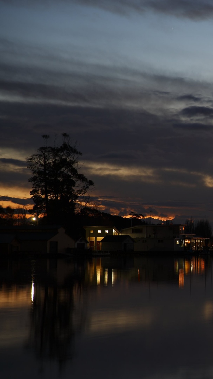 Обои закат, отражение, облако, вода, реки в разрешении 720x1280