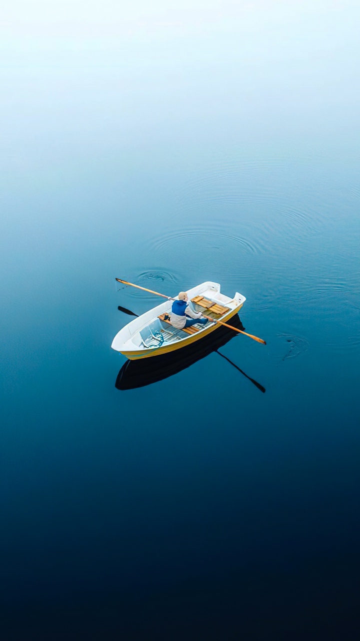 Обои отражение, перевозка воды, гидроресурсы, вода, лодка в разрешении 720x1280