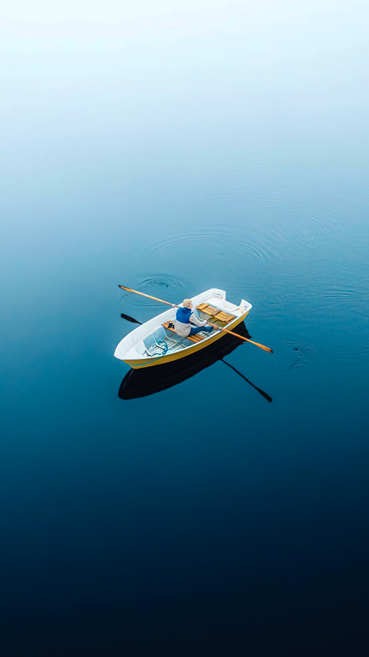 Обои отражение, перевозка воды, гидроресурсы, вода, лодка в разрешении 750x1334