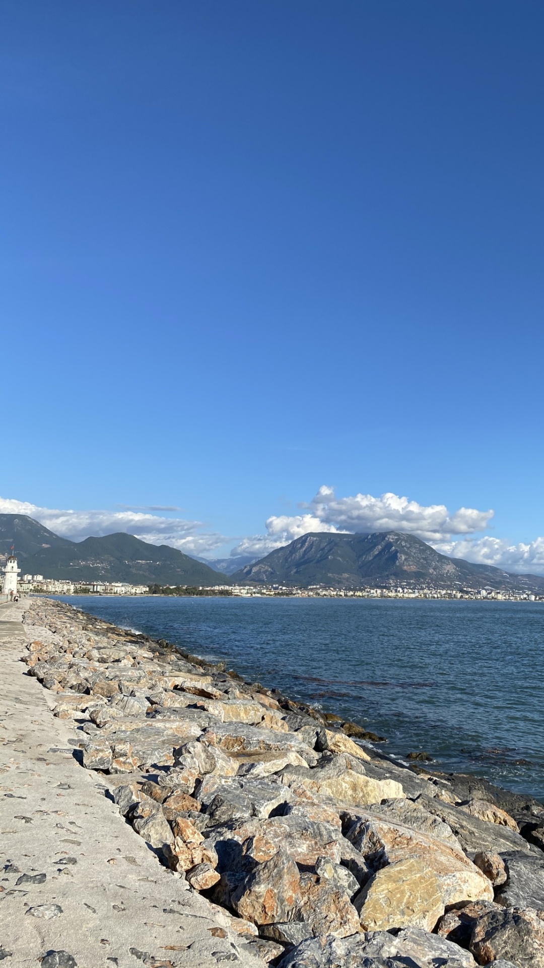 Обои маяк алании, вода, облако, гора, нагорье в разрешении 1080x1920