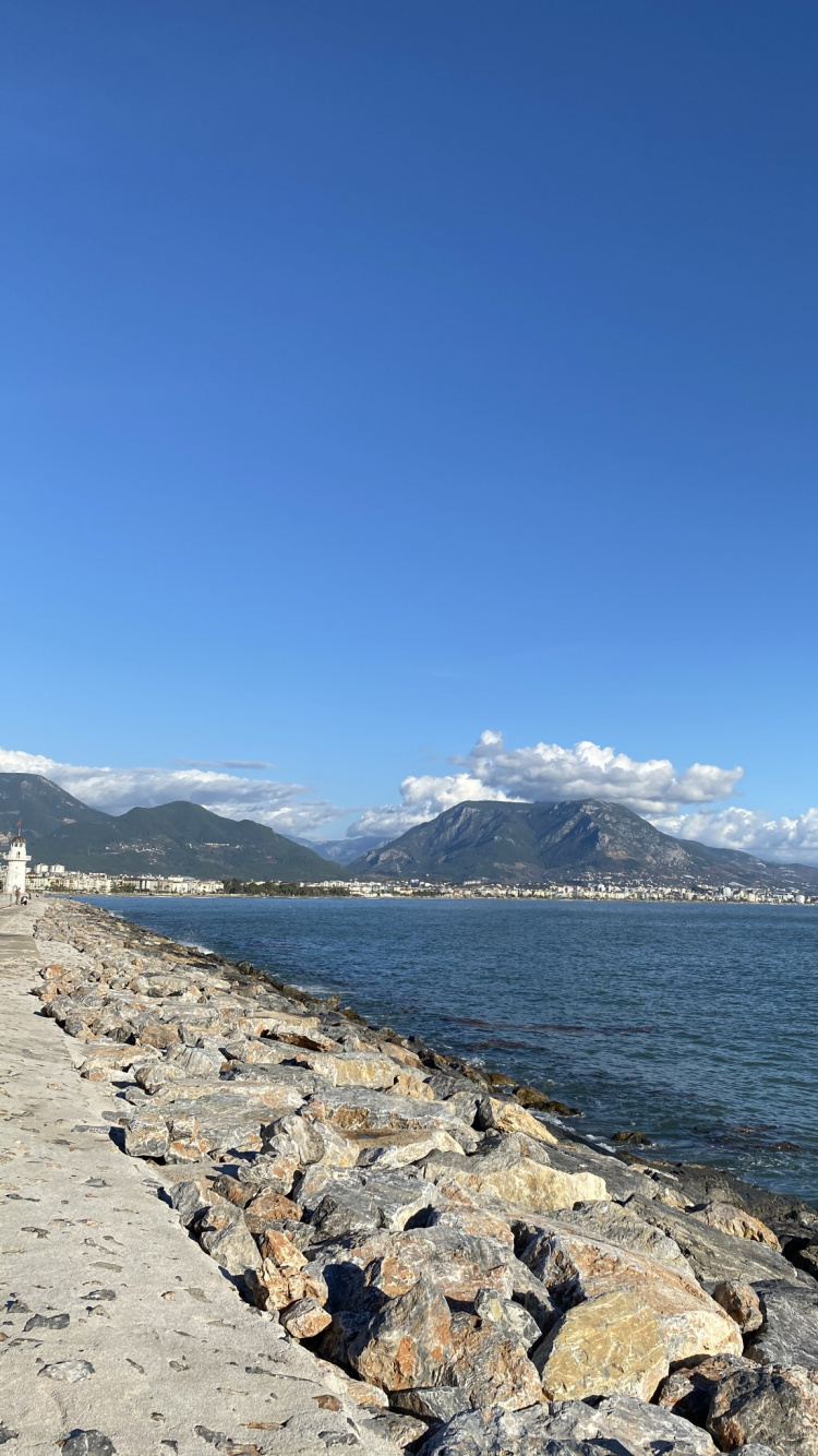 Обои маяк алании, вода, облако, гора, нагорье в разрешении 750x1334