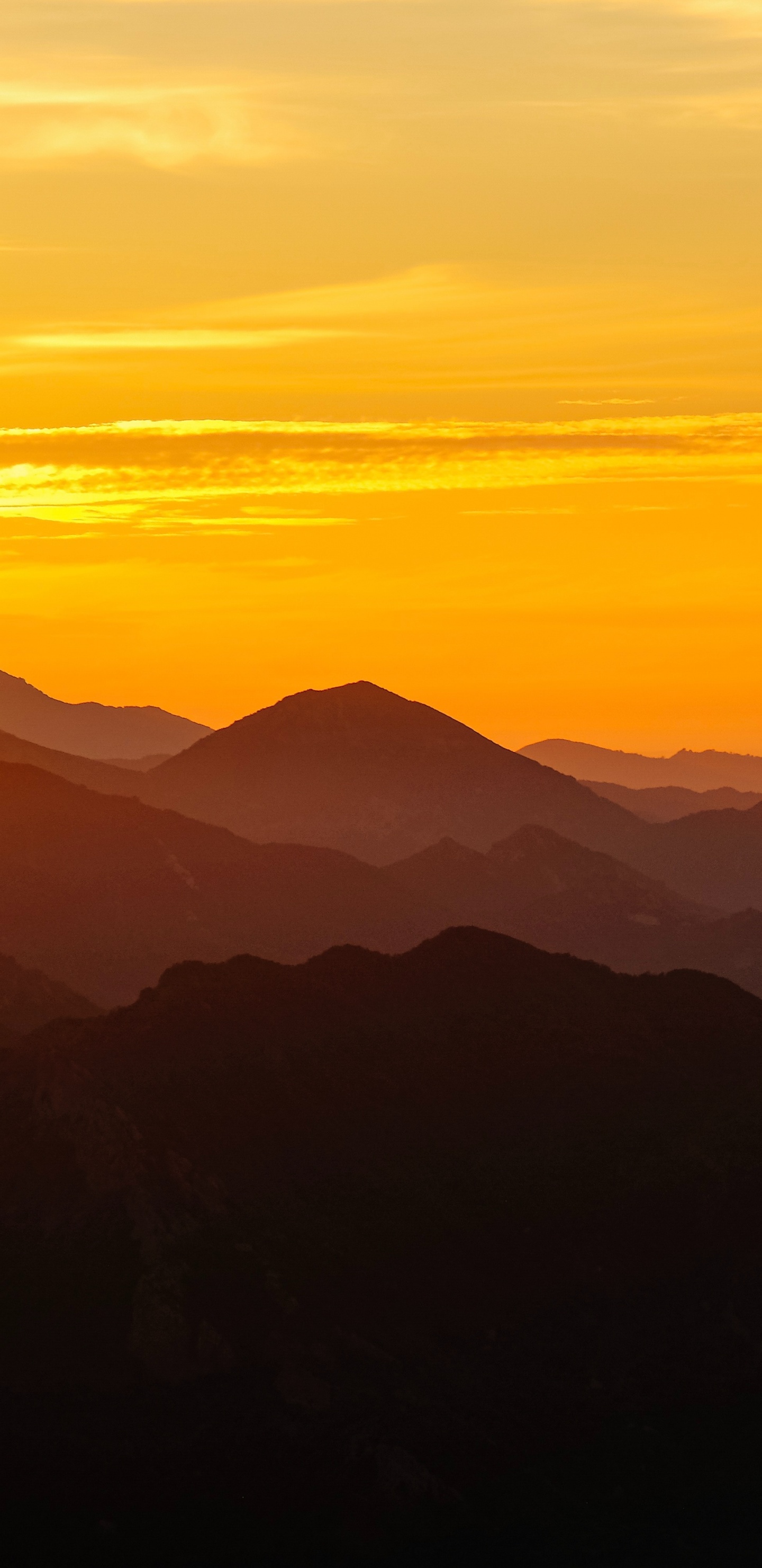 Обои гора, небо, горизонт, сумрак, восход солнца в разрешении 1440x2960