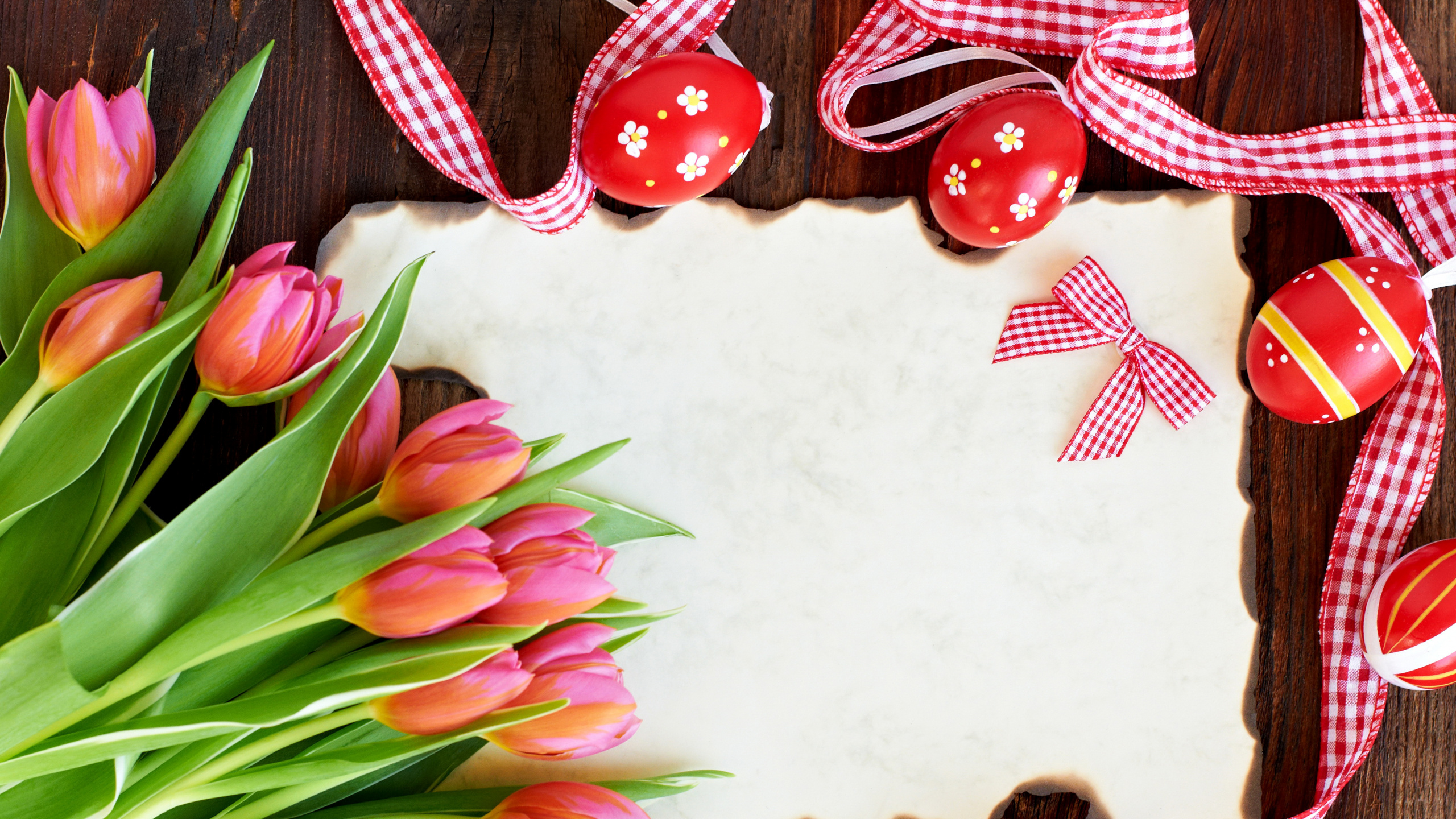 Обои пасхальное яйцо, праздник, пасхальный кролик, тюльпаны, цветок в разрешении 2560x1440