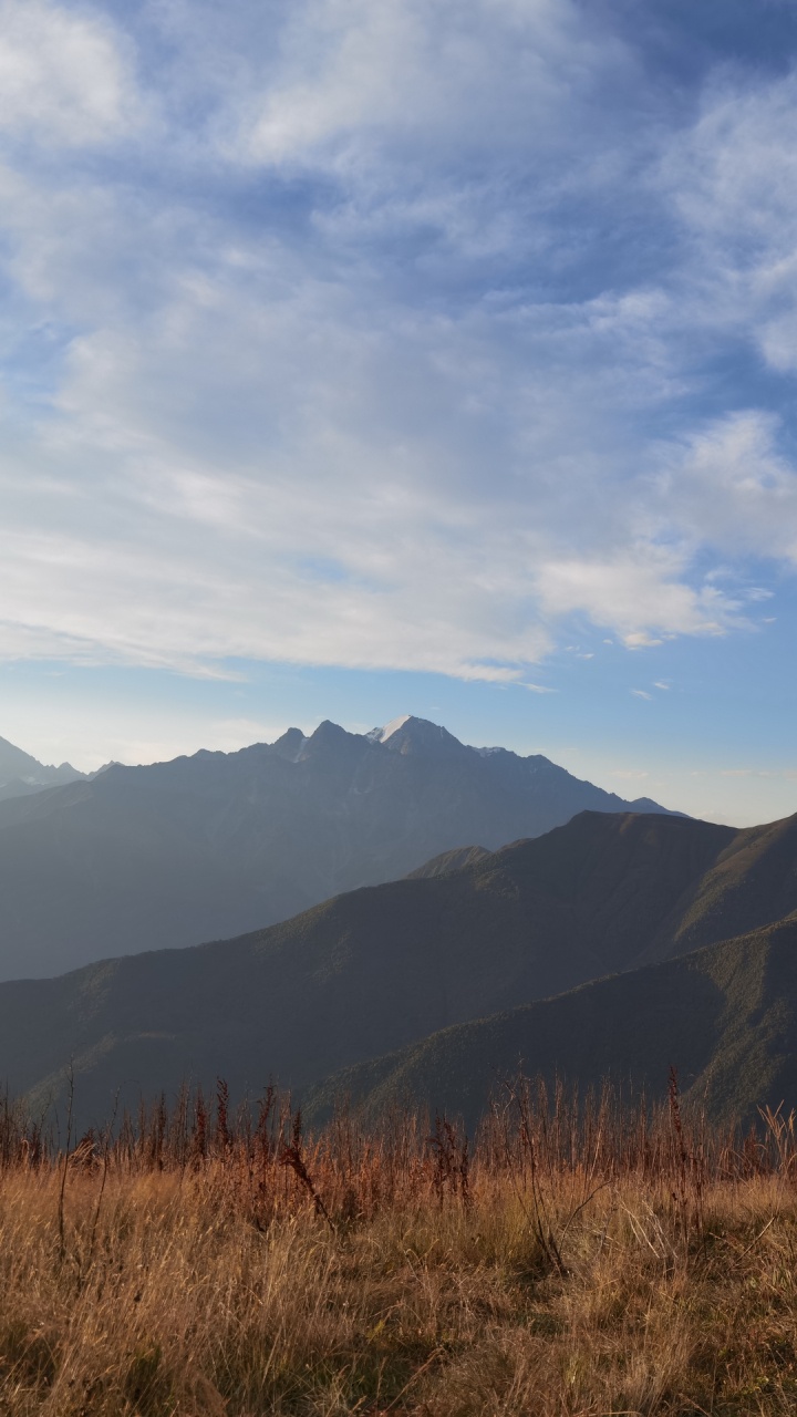 Обои облако, гора, атмосфера, растение, лазурный в разрешении 720x1280