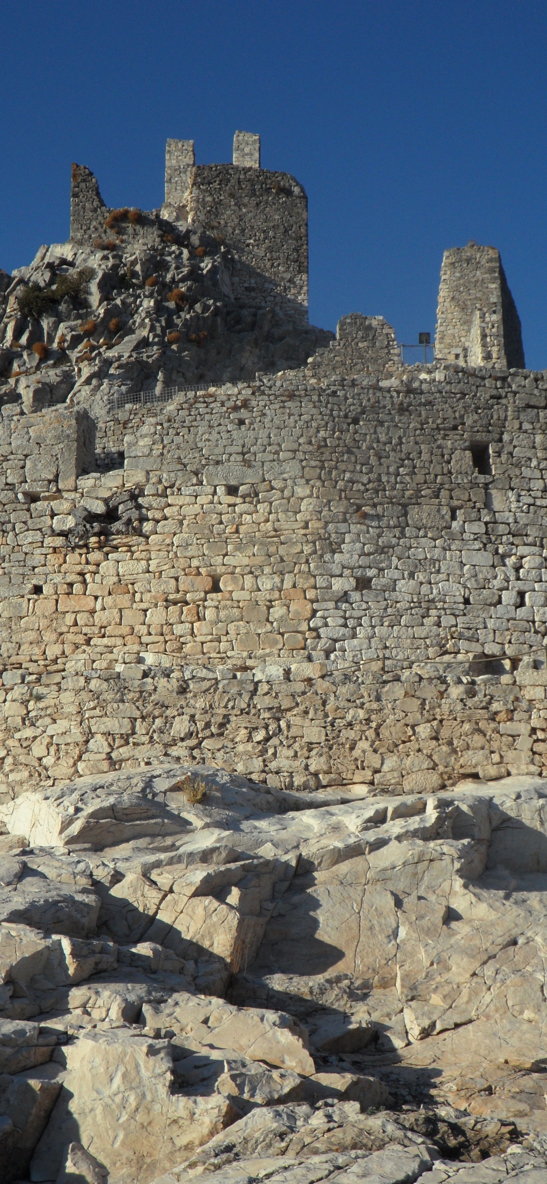 Обои развалины, Одинокие Руины, замок, фортификация, древняя история в разрешении 1125x2436