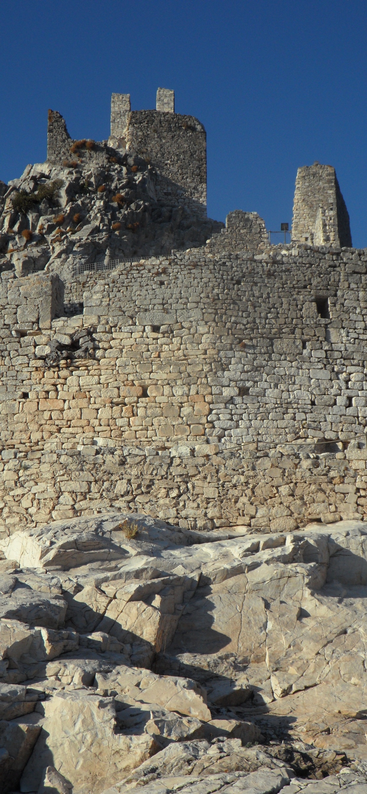 Обои развалины, Одинокие Руины, замок, фортификация, древняя история в разрешении 1242x2688