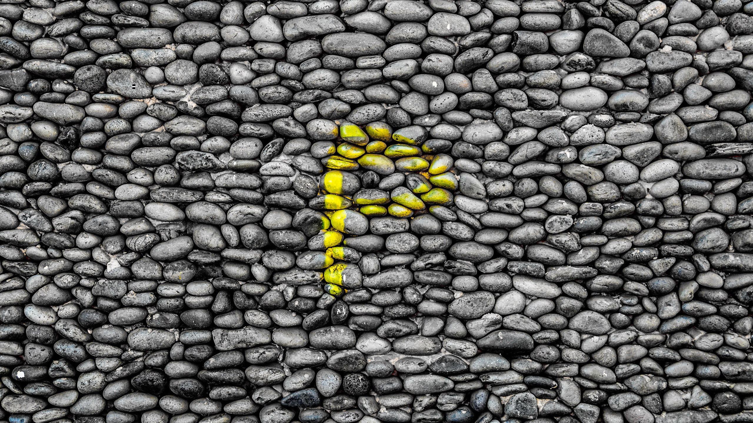 Обои каменная стена, булыжник, гравий, рок, предпринимательство в разрешении 2560x1440
