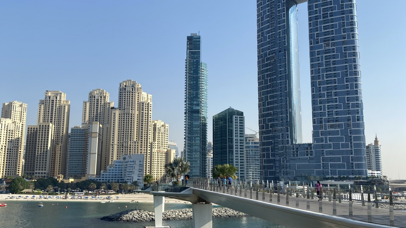 Обои Дубай, дневное время, башня, метрополия, свойство в разрешении 1366x768