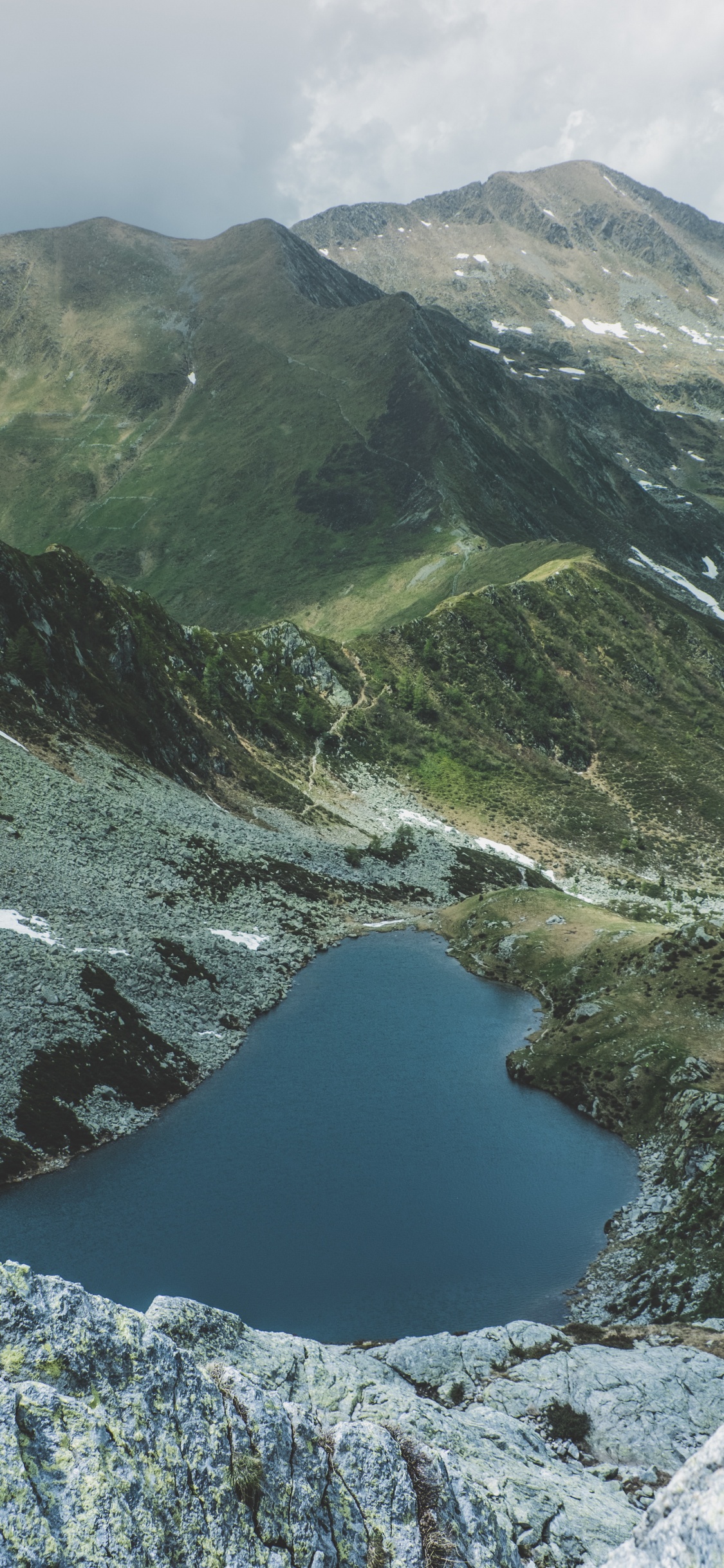 Обои каровое озеро, нагорье, горный рельеф, гора, водоем в разрешении 1125x2436