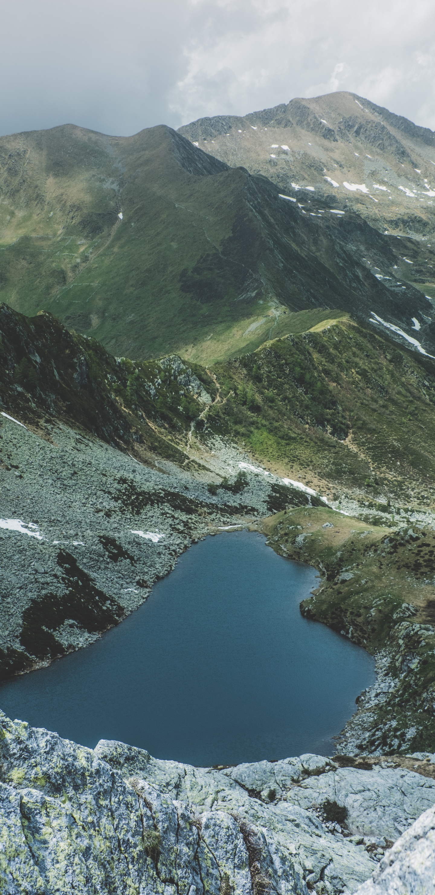 Обои каровое озеро, нагорье, горный рельеф, гора, водоем в разрешении 1440x2960