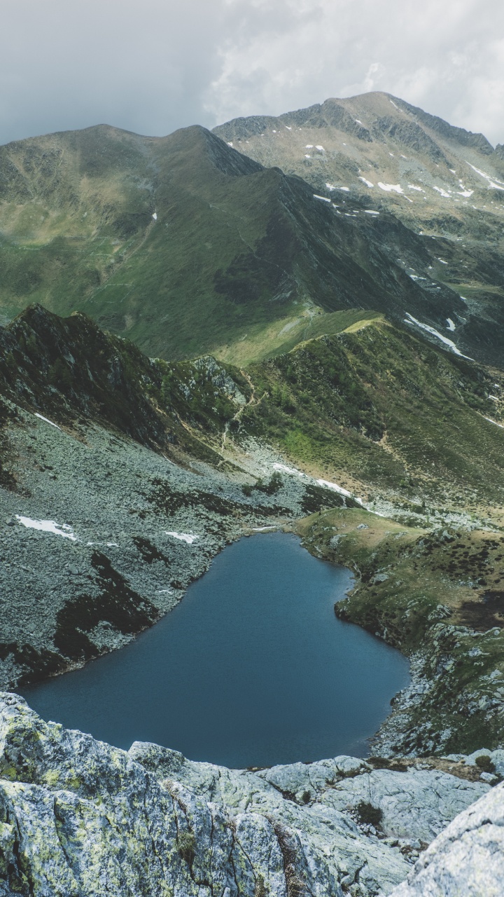 Обои каровое озеро, нагорье, горный рельеф, гора, водоем в разрешении 720x1280