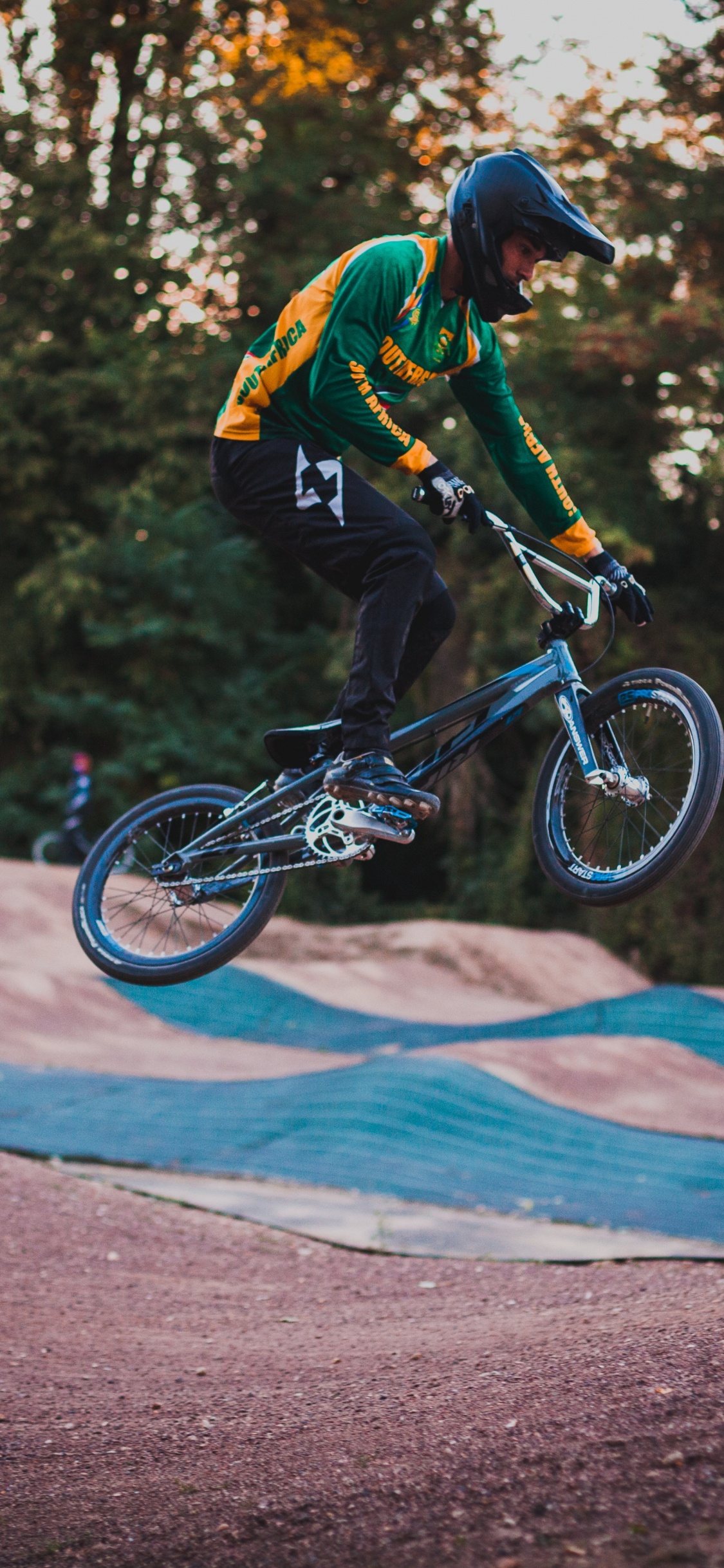 Обои Велоспорт, велосипед, велосипед BMX, bmx велосипед, трюк в разрешении 1125x2436