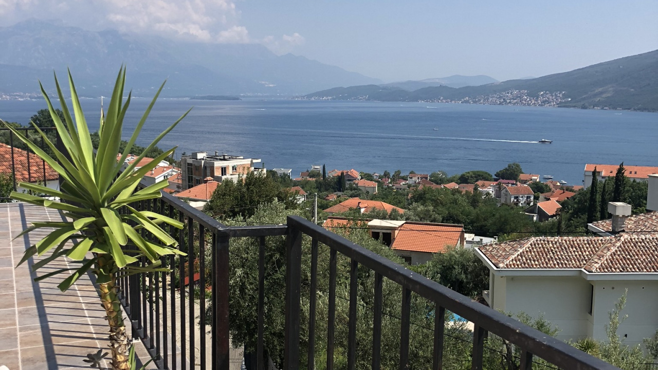 Обои балкон, водоем, природа, горный рельеф, растительность в разрешении 1280x720