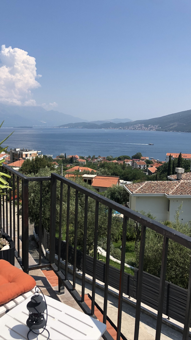 Обои балкон, водоем, природа, горный рельеф, растительность в разрешении 750x1334