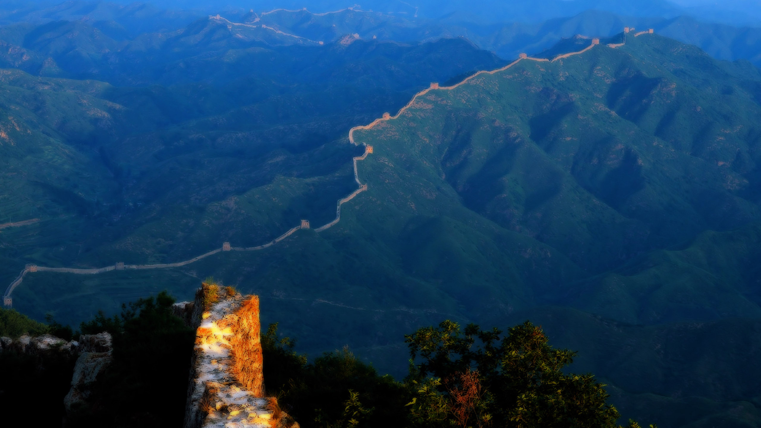 Обои великая Китайская стена, горный рельеф, гора, горная станция, горный хребет в разрешении 2560x1440