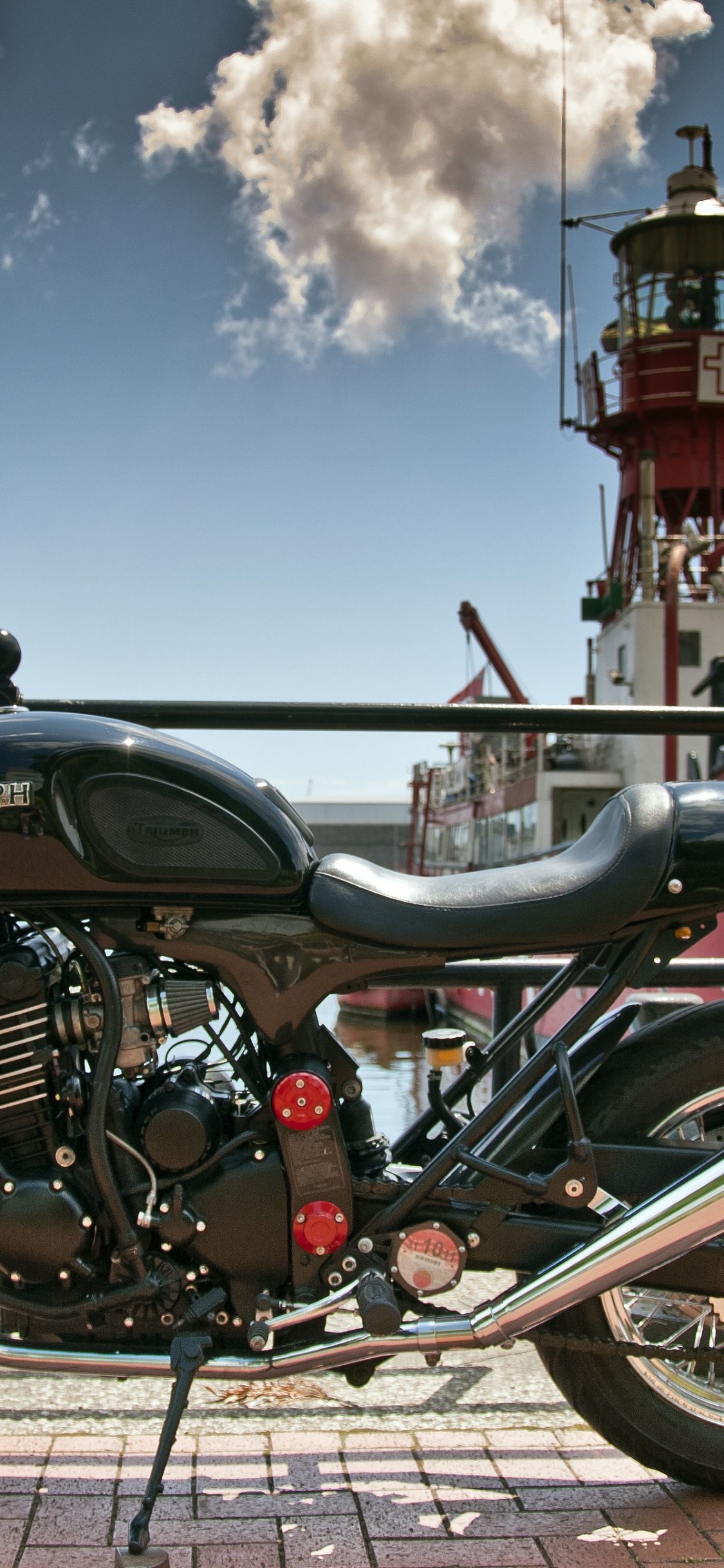 Обои мотоспорт, Триумф тандерберд, Мотоциклы Triumph, Триумф тракстон, Триумф бонневиль в разрешении 1125x2436