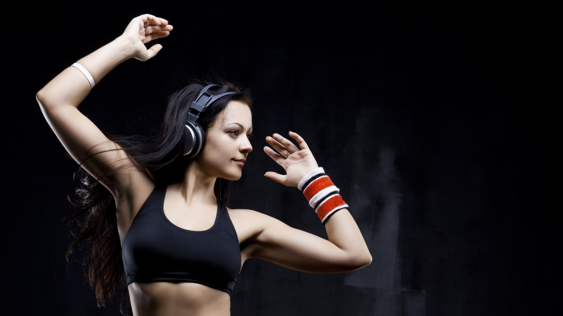 Обои красота, рука, мышца, плечо, звуковое оборудование в разрешении 1920x1080