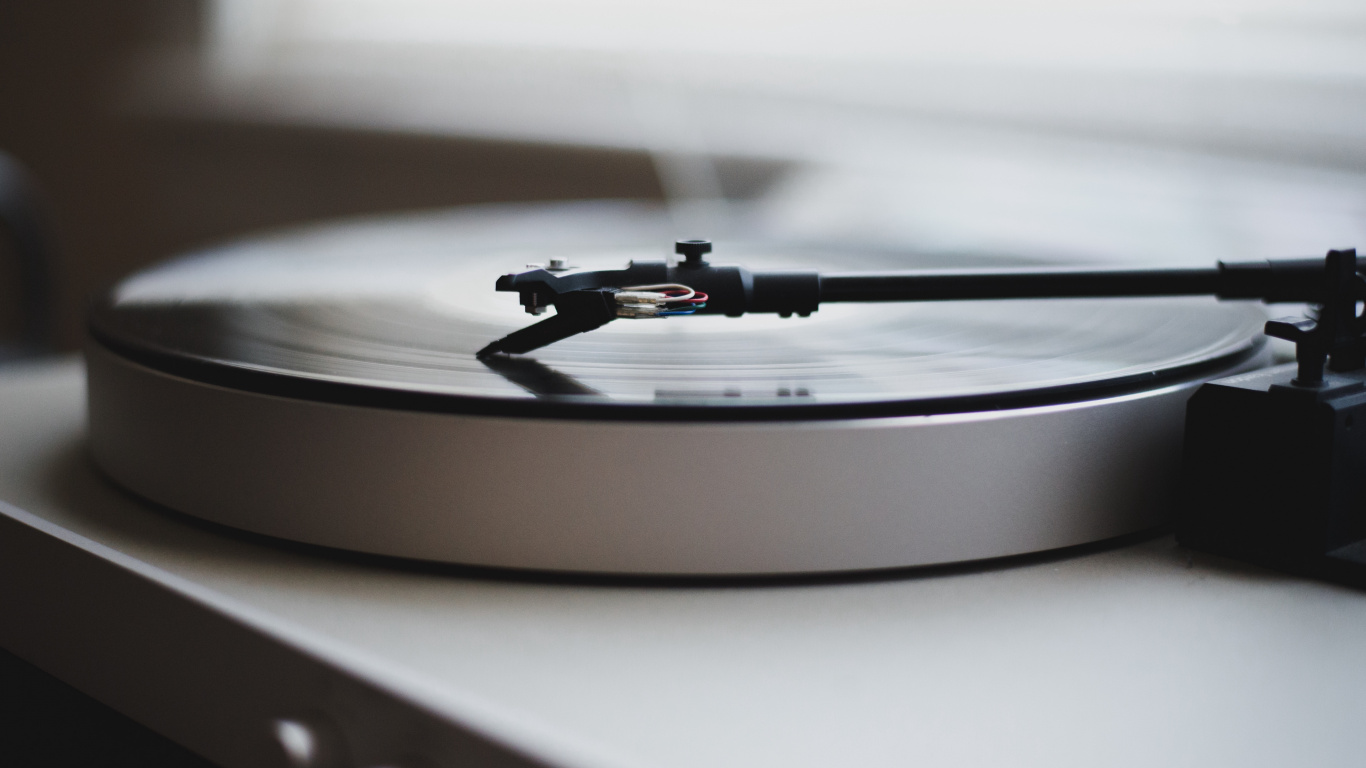 Обои граммофонная пластинка, фонограф, грампластинки, музыка, лейбл в разрешении 1366x768
