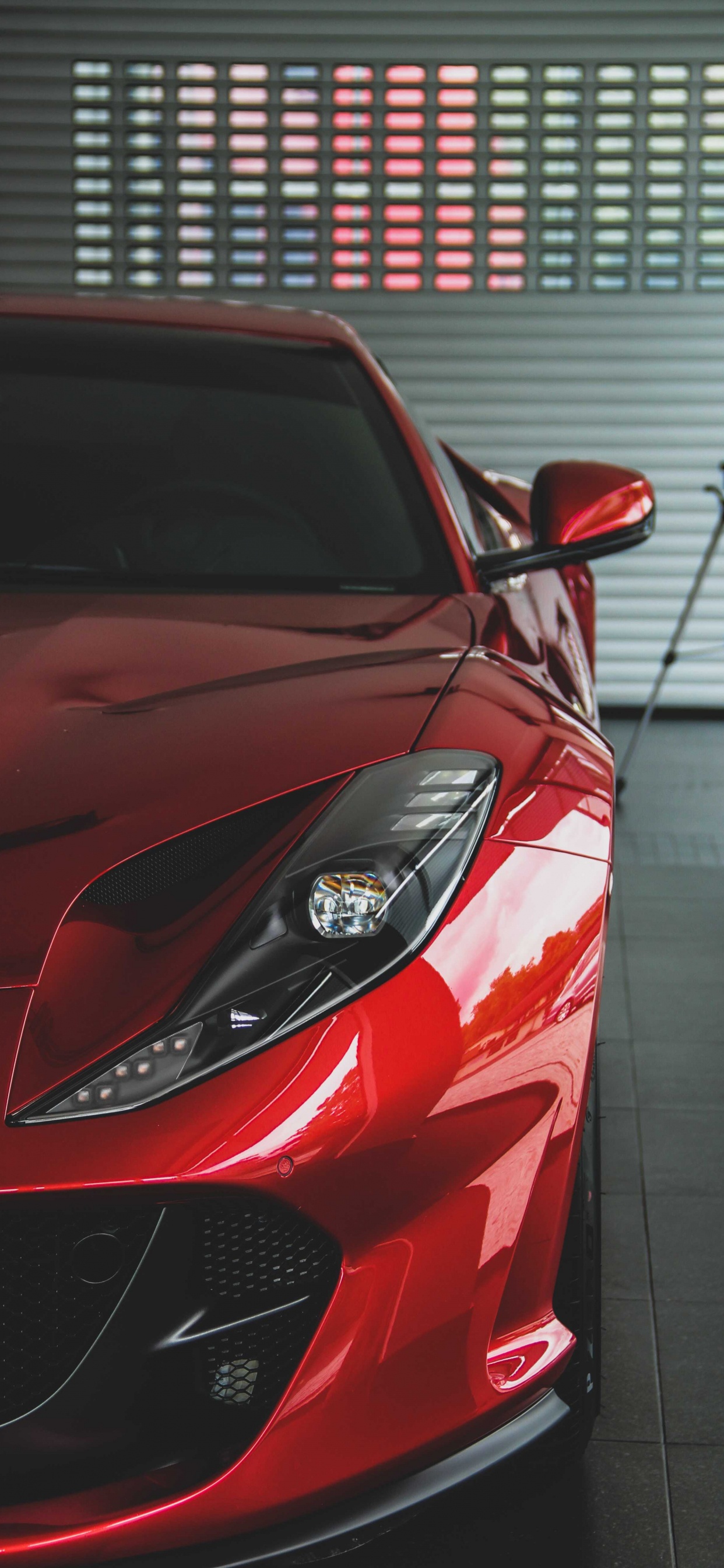 Обои красная машина в гараже, Феррари 458, легковые автомобили, Ferrari, спорткар в разрешении 1242x2688