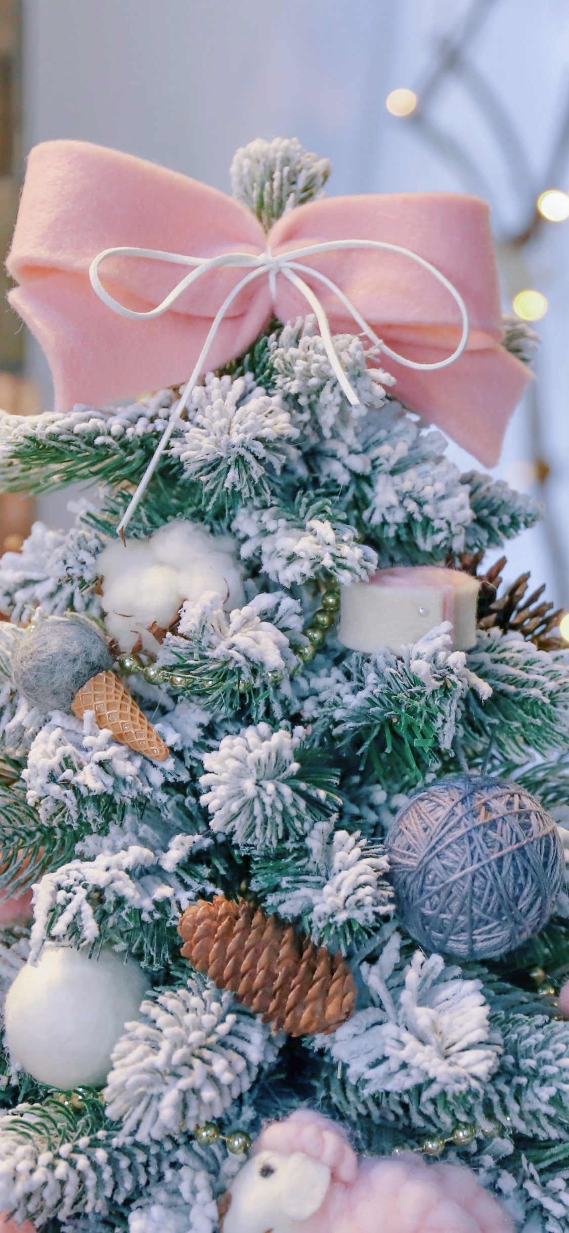 Обои Рождественский день, Рождественские украшения, елка, Новый год, рождественский орнамент в разрешении 1125x2436