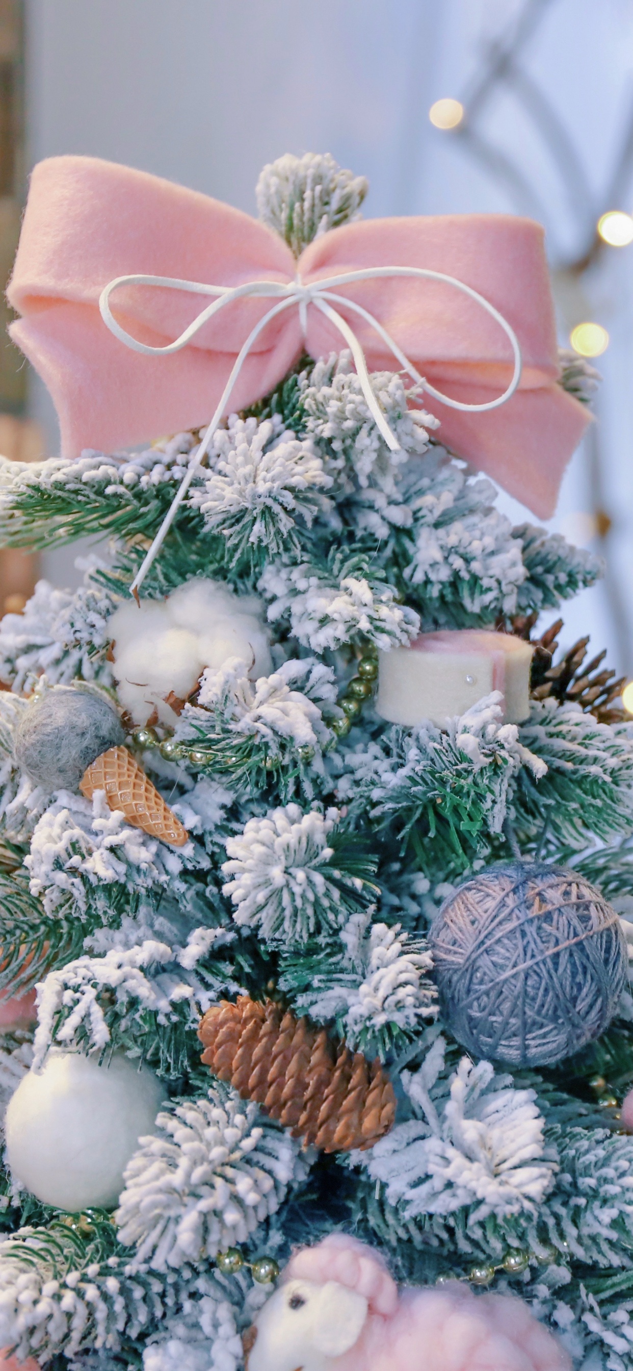 Обои Рождественский день, Рождественские украшения, елка, Новый год, рождественский орнамент в разрешении 1242x2688