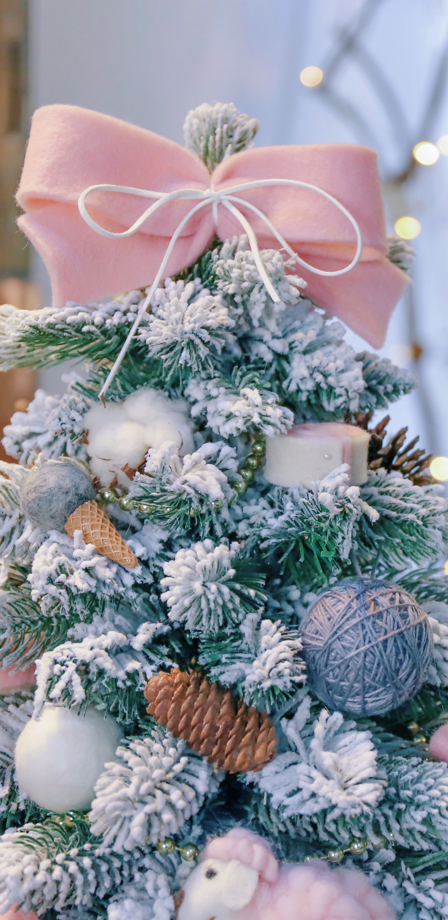 Обои Рождественский день, Рождественские украшения, елка, Новый год, рождественский орнамент в разрешении 1440x2960