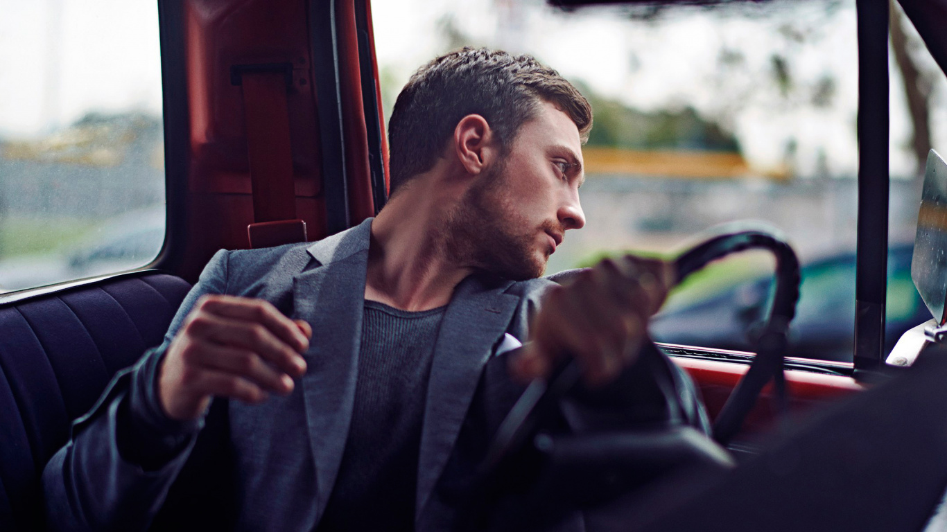 Обои Аарон Тейлор-Джонсон, человек, семейный автомобиль, авто, волосы на лице в разрешении 1366x768