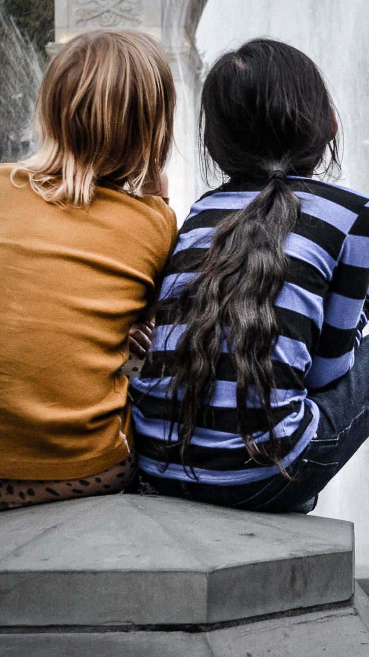 Обои дружба, снимок, ребенок, сидящий, инфраструктура в разрешении 750x1334